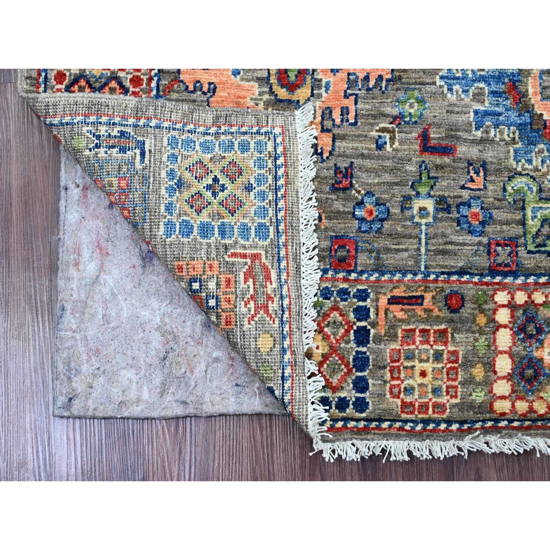 Nevada Gray, Aryana Grade, Peshawar con disegno Ziegler Mahal, Lana di alta montagna, Tinture vegetali, Annodato a mano, Tappeto orientale
Materiali primari: Lana
Lattice: No Pile 
altezza: 0,25 pollici
Stile: Tradizionale
Colore primario: