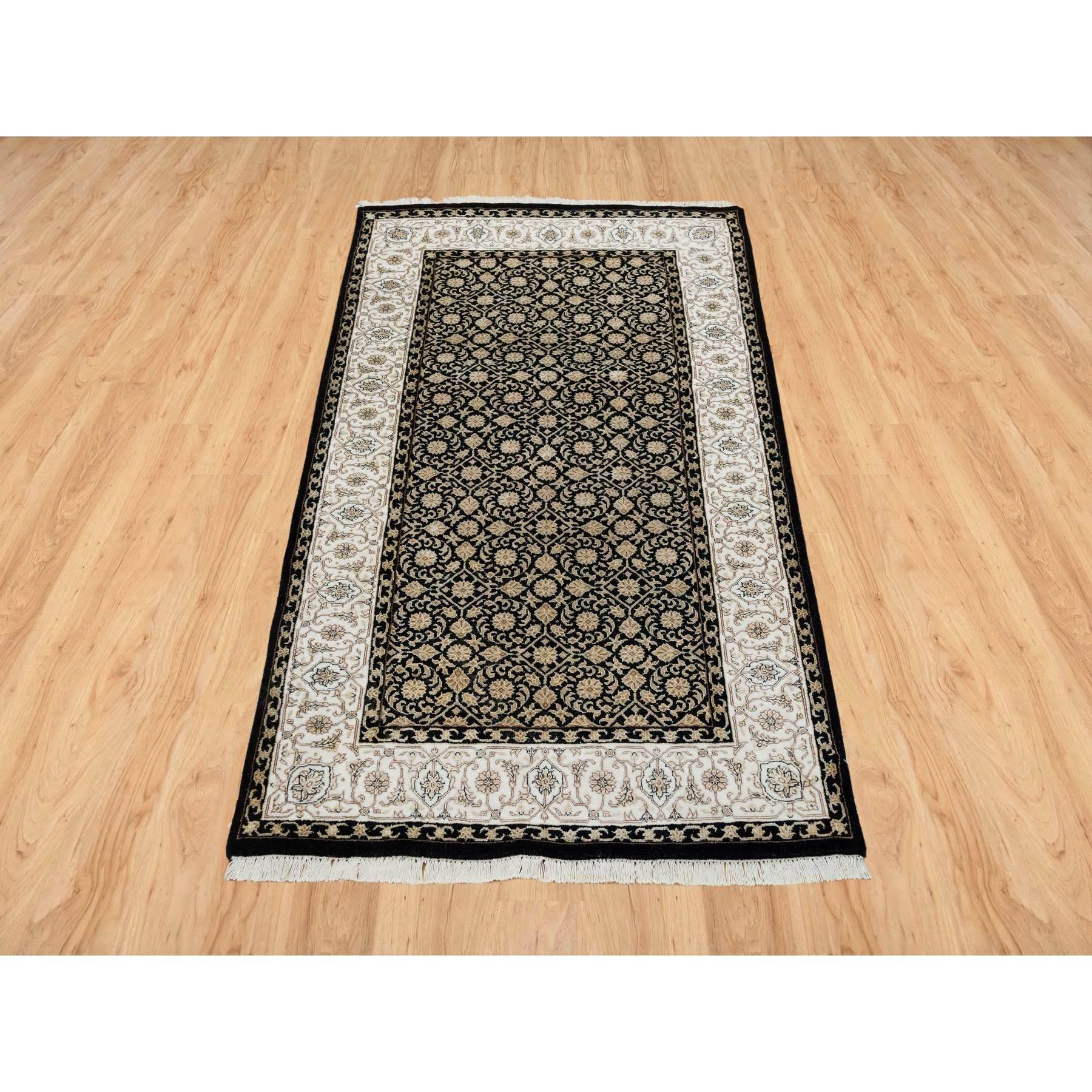 Negro espeluznante, 250 KPSI Tejido denso, Lana orgánica anudada a mano, Herati con diseño de peces Mahi, Alfombra oriental
Materiales primarios: Lana
Látex: Sin pelo 
altura: 0,25 Pulgadas
Estilo: Tradicional
Color principal: Negro
Colores