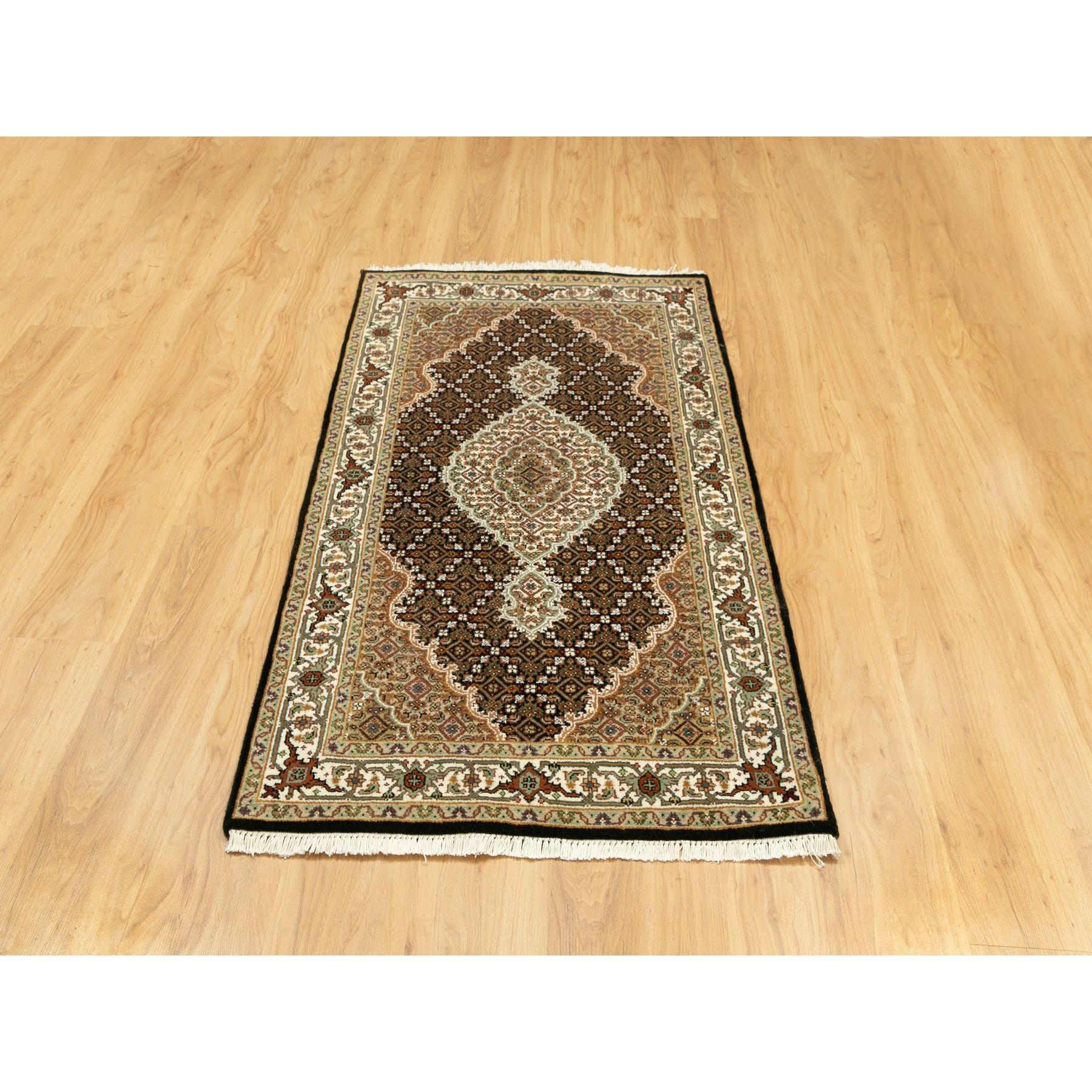 Il s'agit d'un véritable tapis d'Orient, unique en son genre, richement noir, Tabriz Mahi avec un motif de médaillon de poisson, 250 KPSI de laine nouée à la main. Il a été noué pendant des mois et des mois selon des techniques de tissage séculaires