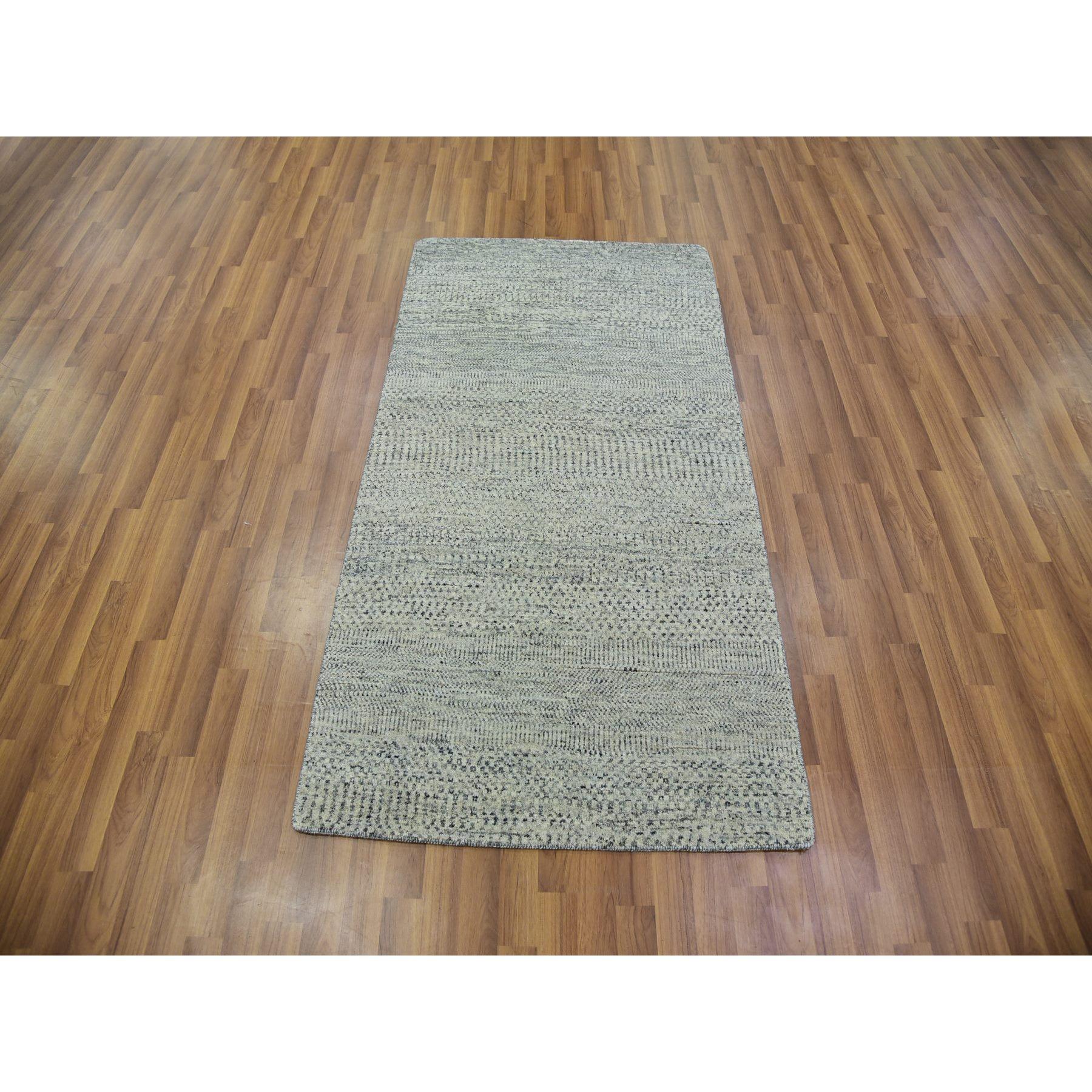 Se trata de una auténtica alfombra oriental de lana natural sin teñir, tono sobre tono, diseño moderno de hierba, anudada a mano. Ha sido anudada durante meses y meses con técnicas artesanales de tejido centenarias por artesanos.
Materiales