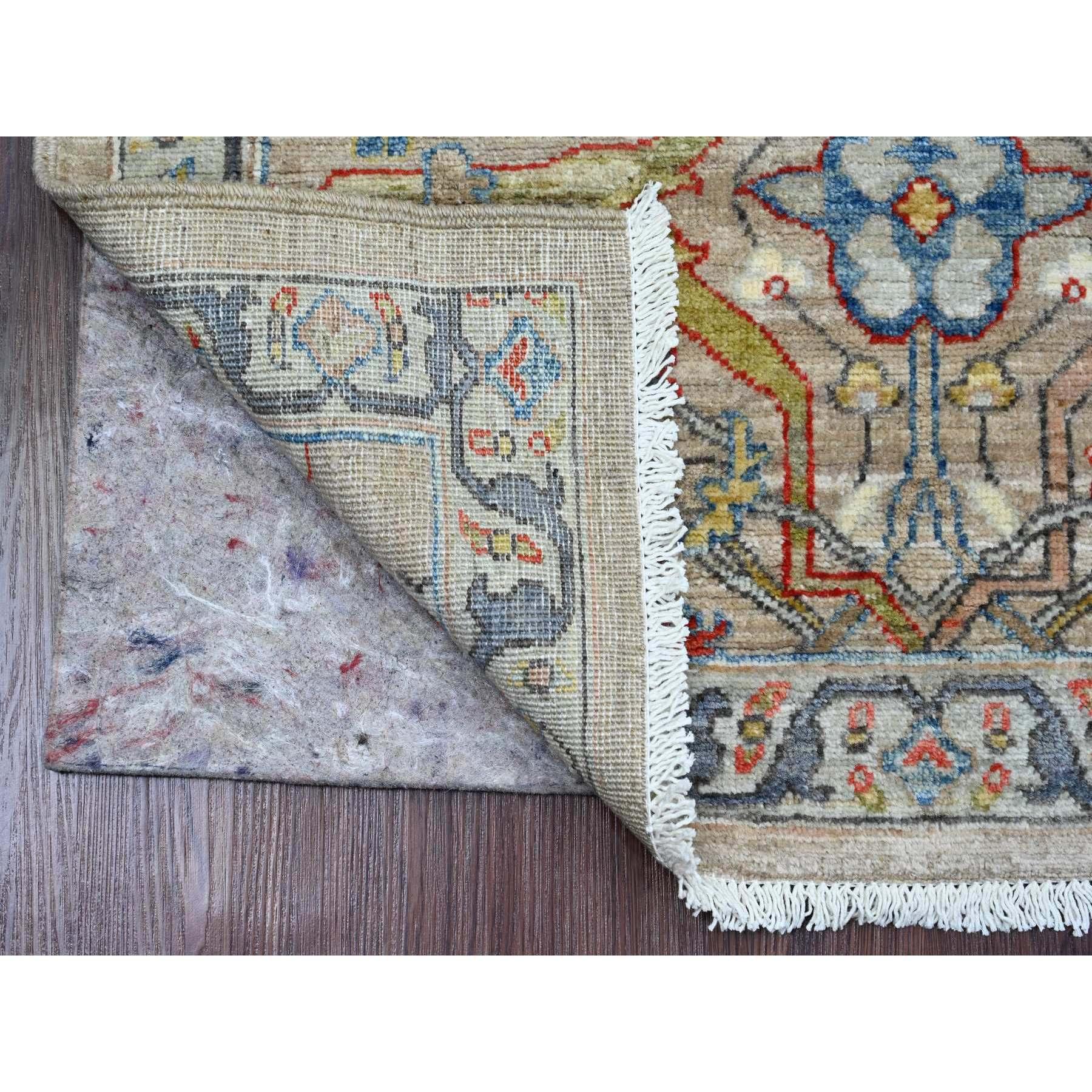 Austergrau, Peshawar mit Bijar Garus Design, Aryana Collection, Pflanzenfarben, Hochgebirgswolle, handgeknüpft, dicht gewebt, Läufer, Orientteppich
Primäre MATERIALIEN: Wolle
Latex: Kein Flor 
Höhe: 0,25 Zoll
Stil: Transitional
Grundfarbe: