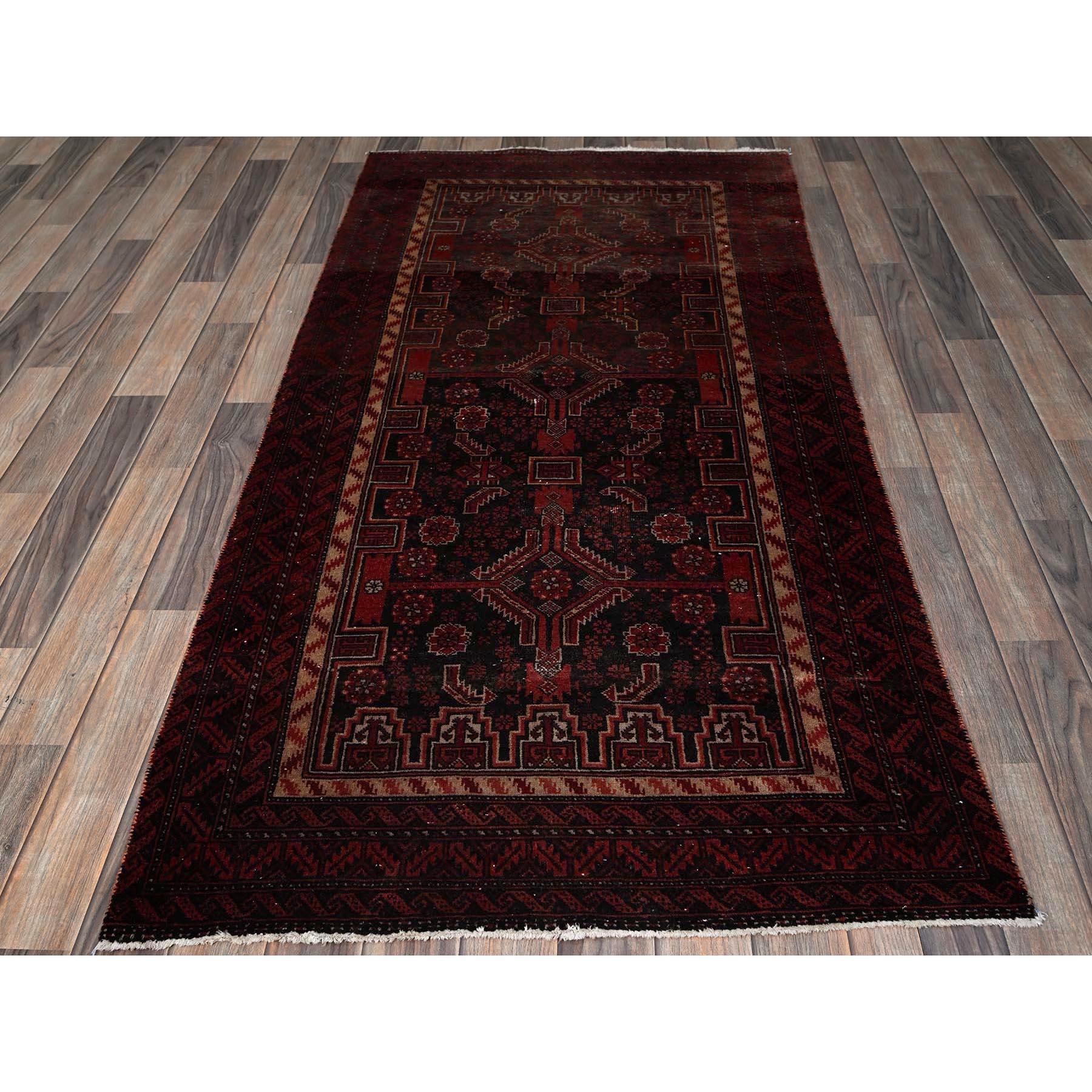 Zinnoberrot, Vintage Persisch Baluch mit geometrischem Muster, niedrig geschoren, florfrei, gleichmäßig abgenutzt, Seiten und Enden professionell gesichert, sauber, handgeknüpft, 100% Wolle, breiter Läufer, Orientteppich
Primäre MATERIALIEN: