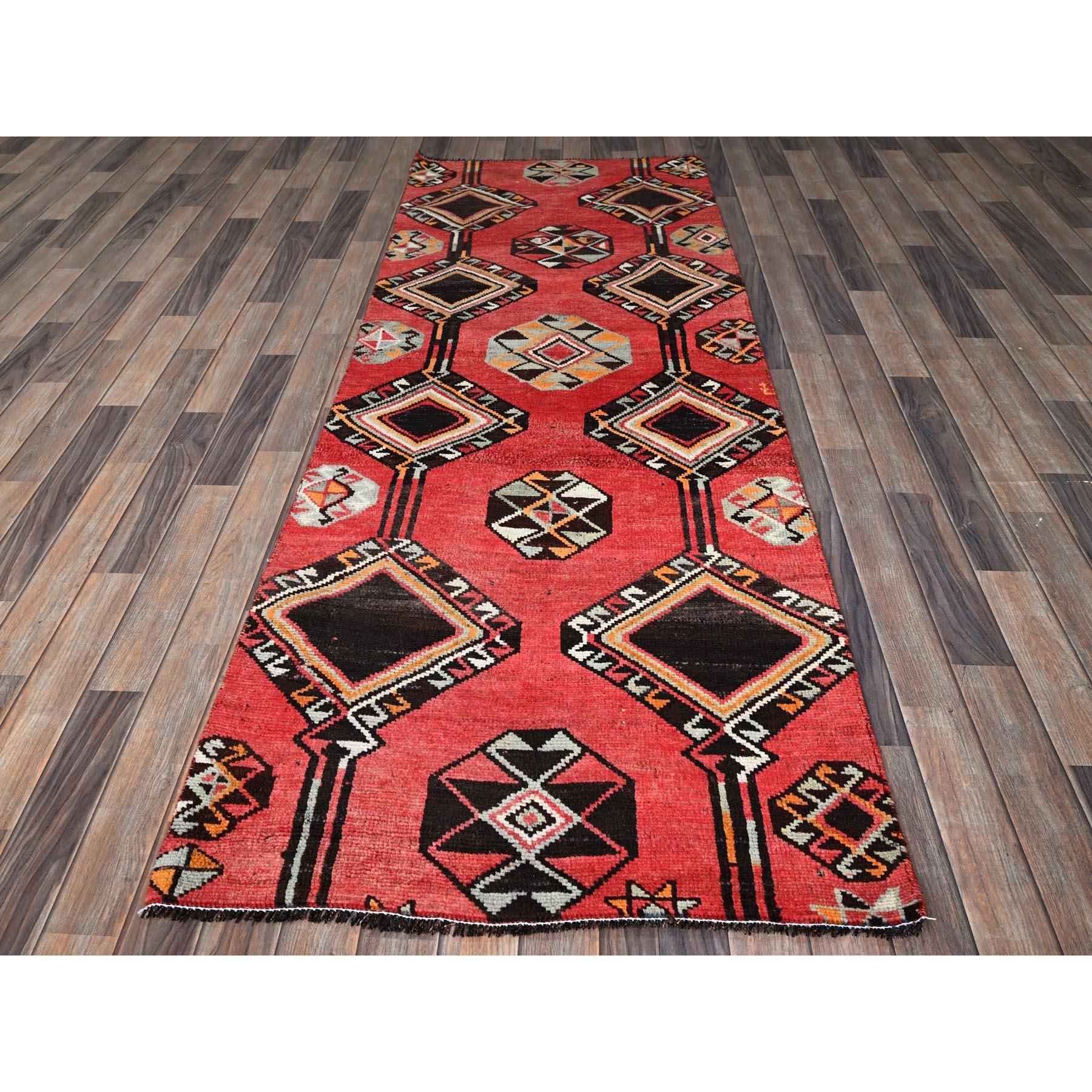 Rouge impérial, Vintage Persan Shiraz avec motif géométrique, 100% laine, Noué à la main, Rasé, Zéro Pile, Usure régulière, Côtés et Extrémités sécurisés professionnellement, Bon état, Coureur, Tapis d'Orient
Matières premières : Laine
Latex : Pas