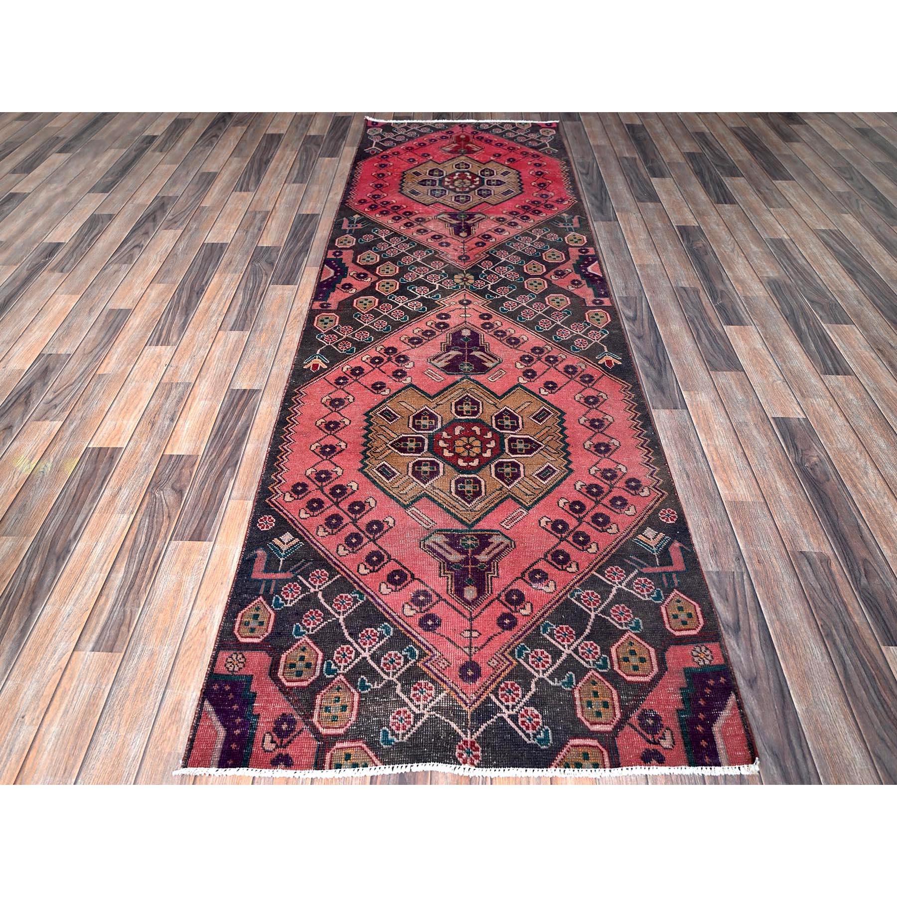 Blush Red, Ovedyed Vintage Persian Lilahan mit ausgeprägtem Abrasch, rasiert nach unten, Null Flor, Seiten und Enden professionell gesichert, handgeknüpft, reine Wolle, Läufer, Orientteppich
Primäre MATERIALIEN: Wolle
Latex: Kein Flor 
Höhe: 0,25