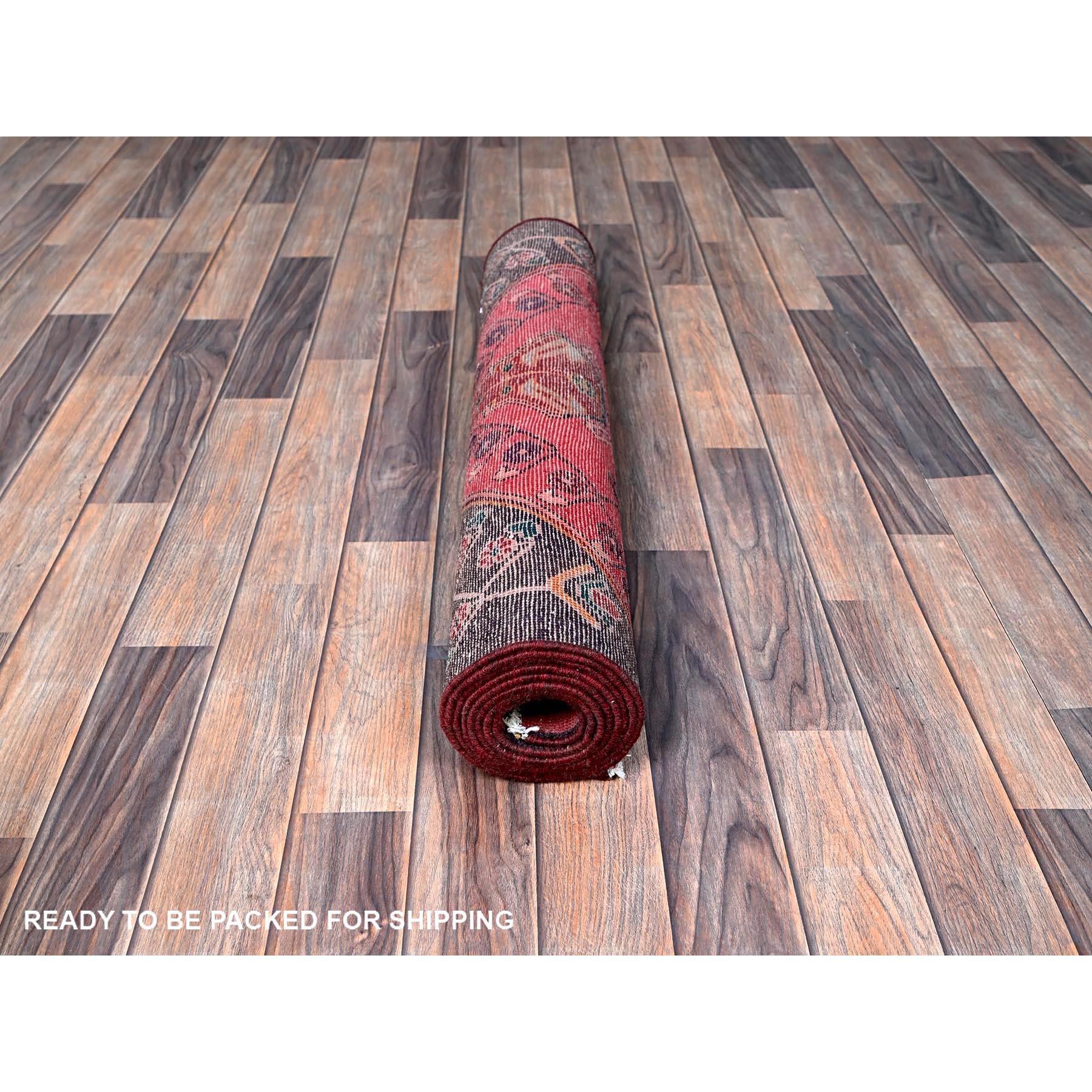 3'1'x9' Blush Red Ovedyed Persian Lilahan Handgeknüpfter Läufer aus reiner Wolle im Zustand „Hervorragend“ im Angebot in Carlstadt, NJ