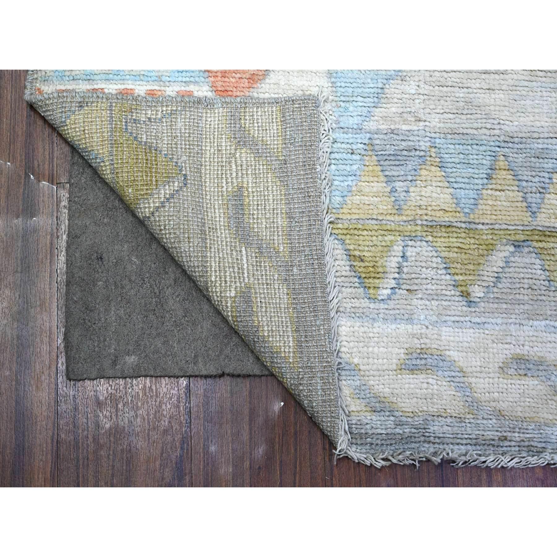 Il s'agit d'un véritable tapis d'Orient Afghan Angora Oushak, noué à la main, en pure laine. Il a été noué pendant des mois et des mois selon des techniques de tissage séculaires par des artisans experts.
Matières premières : Laine
Latex : Pas de