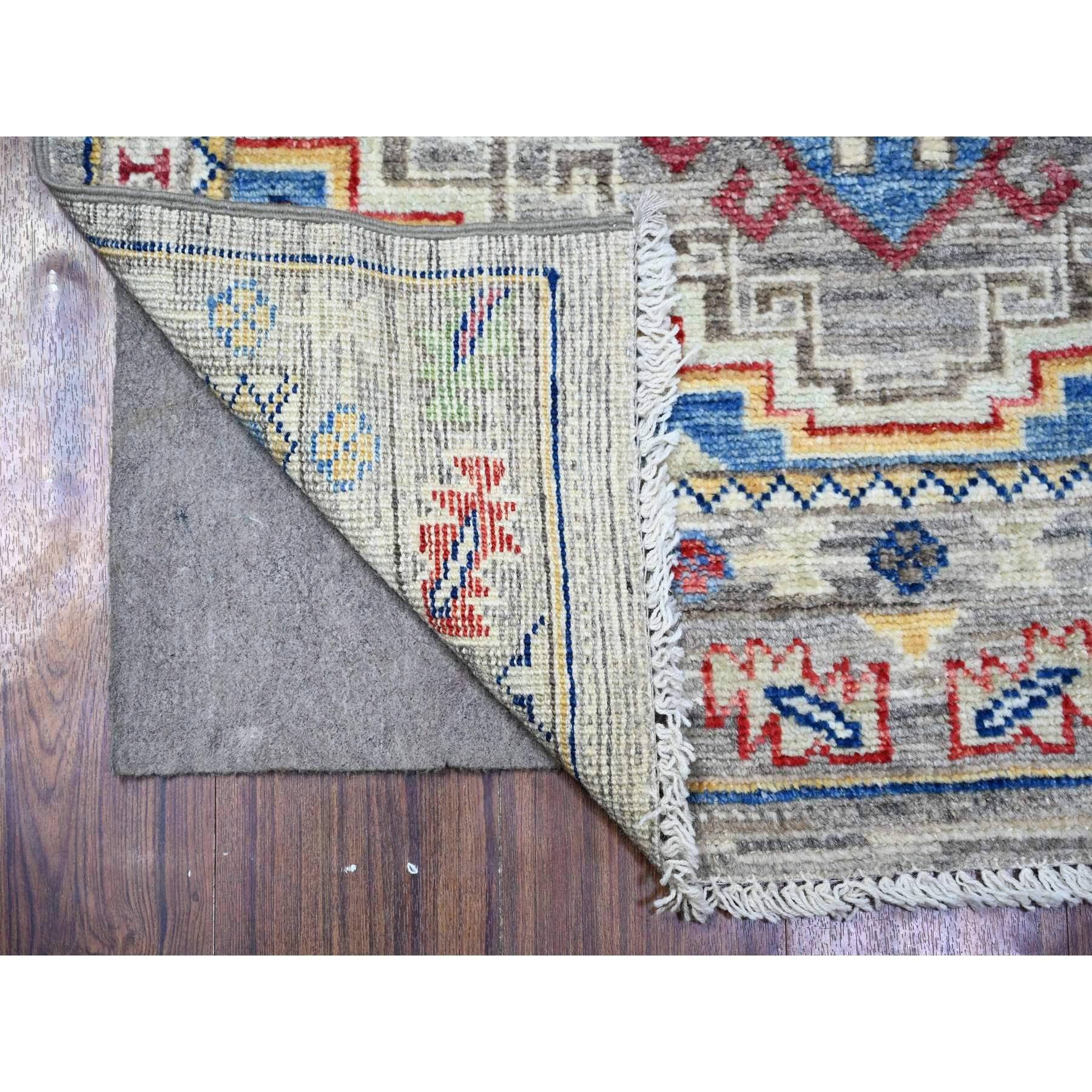 Il s'agit d'un véritable tapis d'Orient Afghan Angora Oushak, noué à la main, en pure laine. Il a été noué pendant des mois et des mois selon des techniques de tissage séculaires par des artisans experts.
Matières premières : Laine
Latex : Pas de