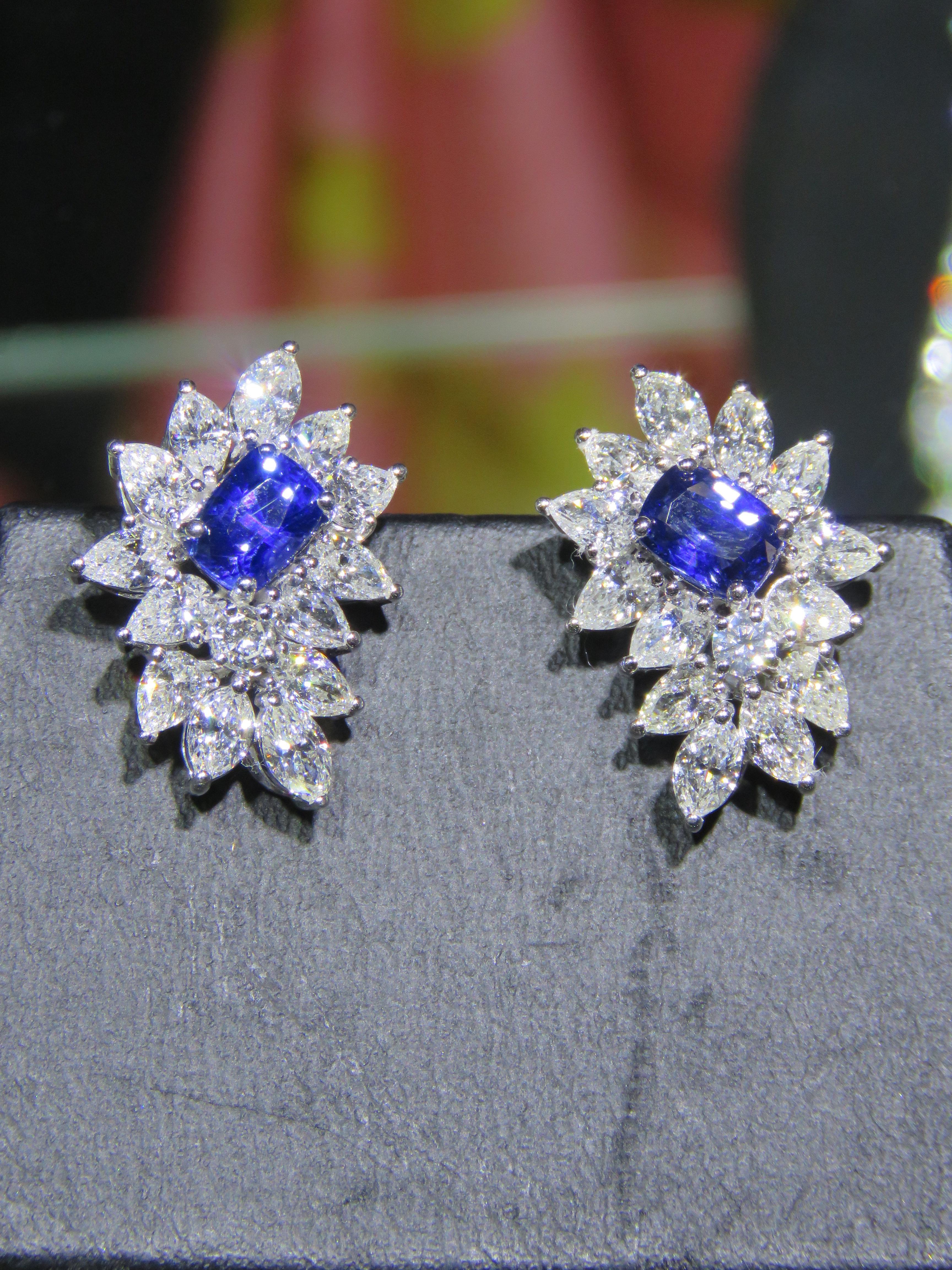 L'oggetto seguente che offriamo è questo raro e importante orecchino a grappolo in oro 18KT, splendido e scintillante, con zaffiro di Ceppylon. Gli orecchini contengono 6,50 carati di bellissimi e rari zaffiri fantasia  circondato da Diamanti a