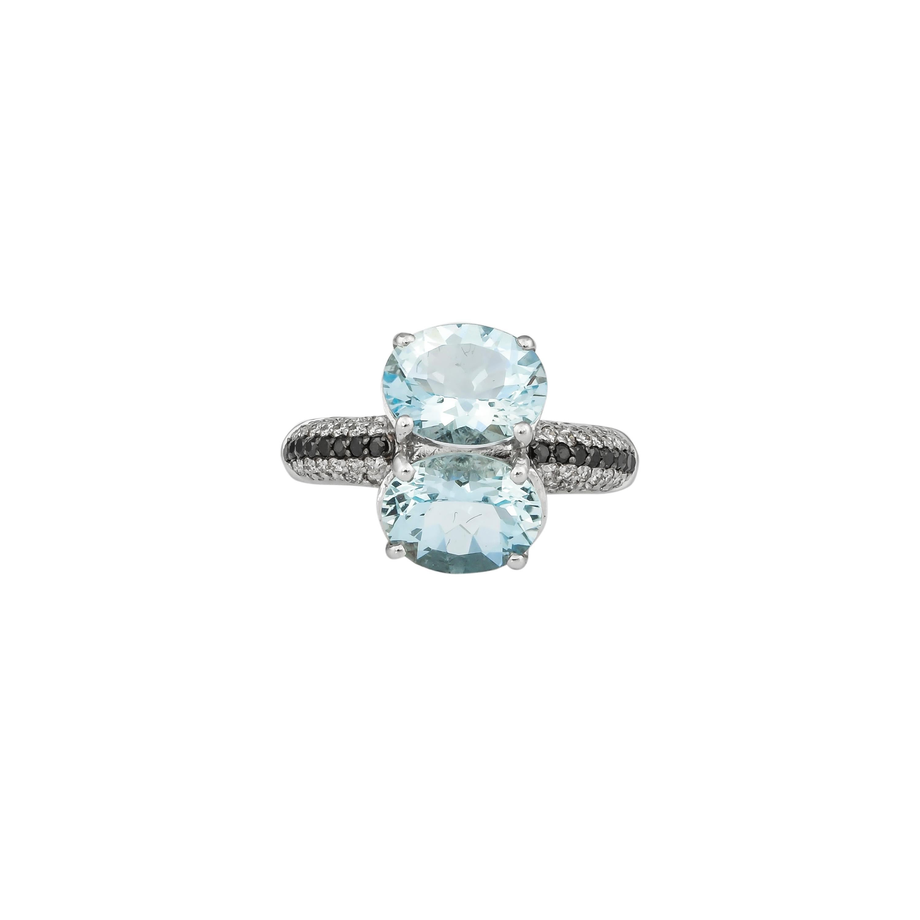 Contemporary 3.2 Carat Aquamarine and Diamond Ring in 14 Karat White Gold For Sale