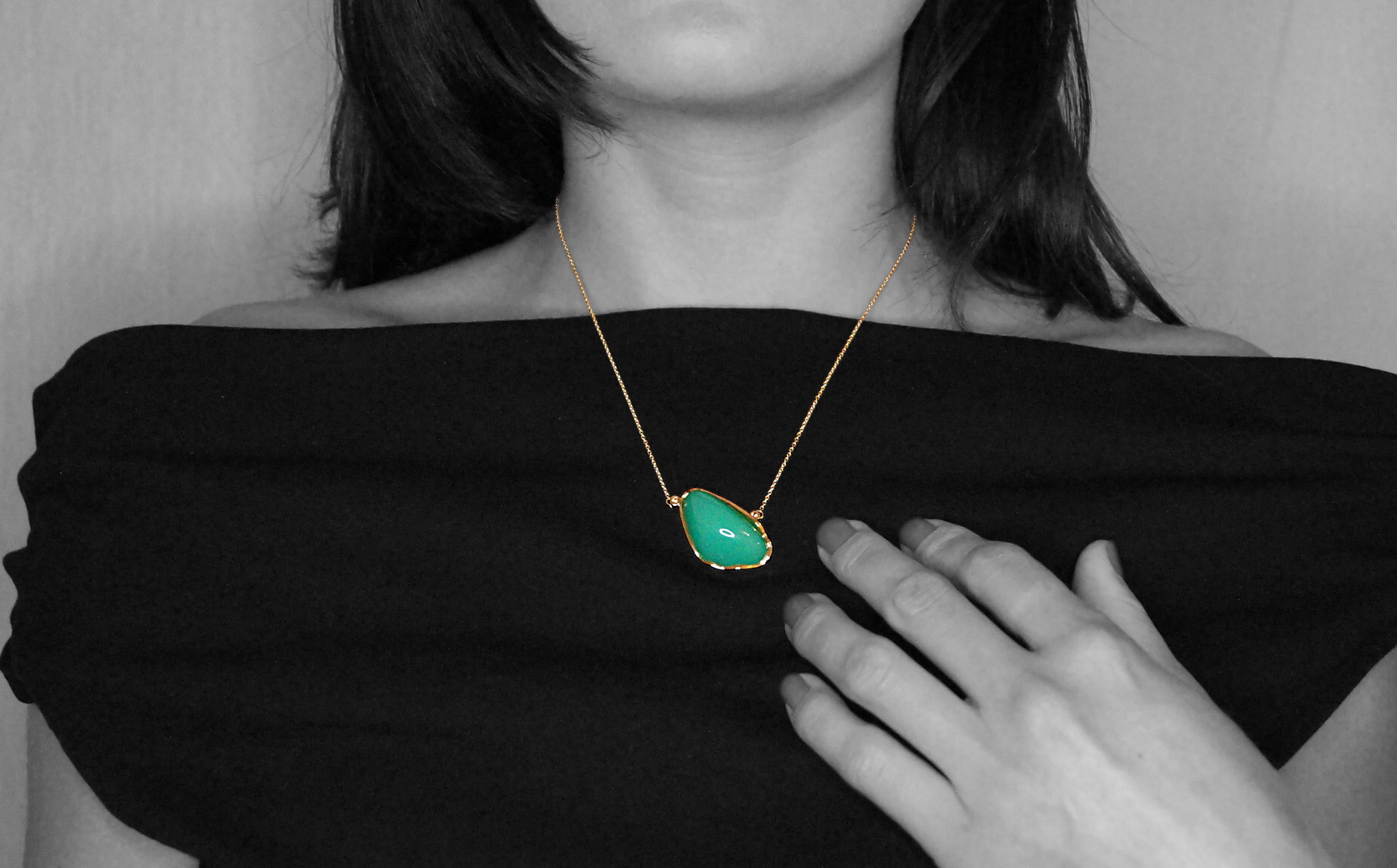 Questa nuovissima, impressionante e unica collana del nostro laboratorio è realizzata in oro giallo da 18 carati e presenta un crisoprasio australiano cabochon di altissima qualità con un peso impressionante di 32 carati. Sia la pietra che