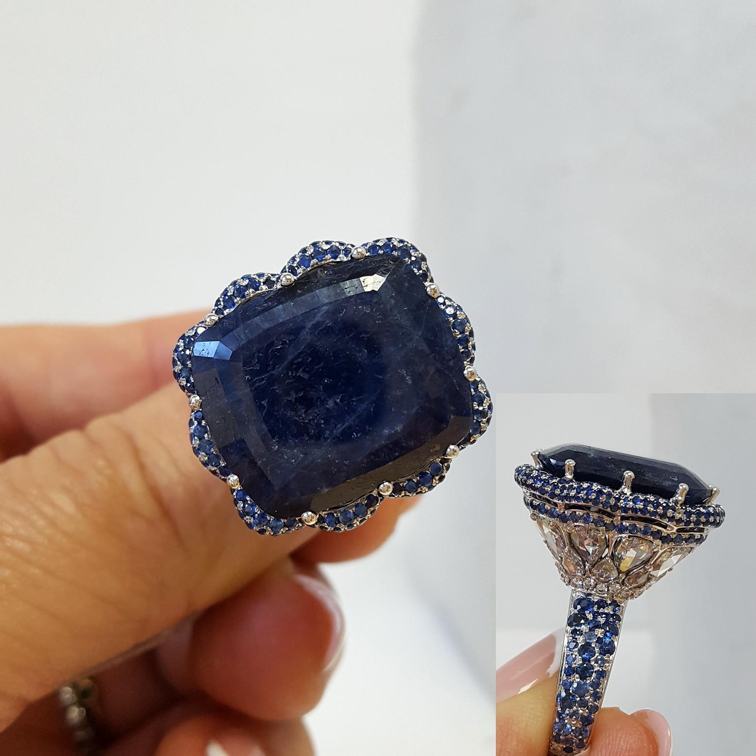 Contemporary 32 Carat Blue Sapphire and Round Diamond Cocktail Ring Set in 18K White Gold. For Sale