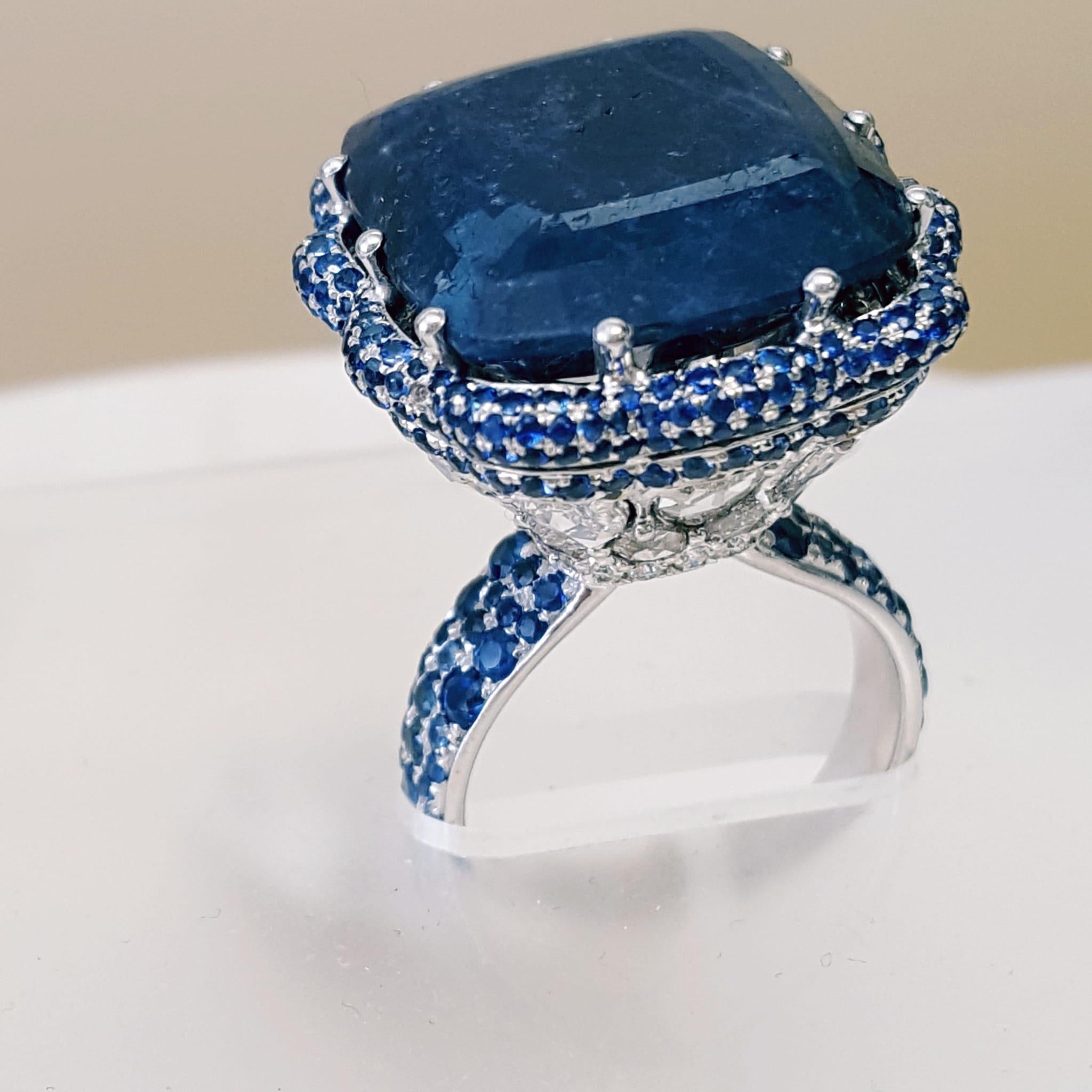 32 Carat Blue Sapphire and Round Diamond Cocktail Ring Set in 18K White Gold. In New Condition For Sale In New York, NY