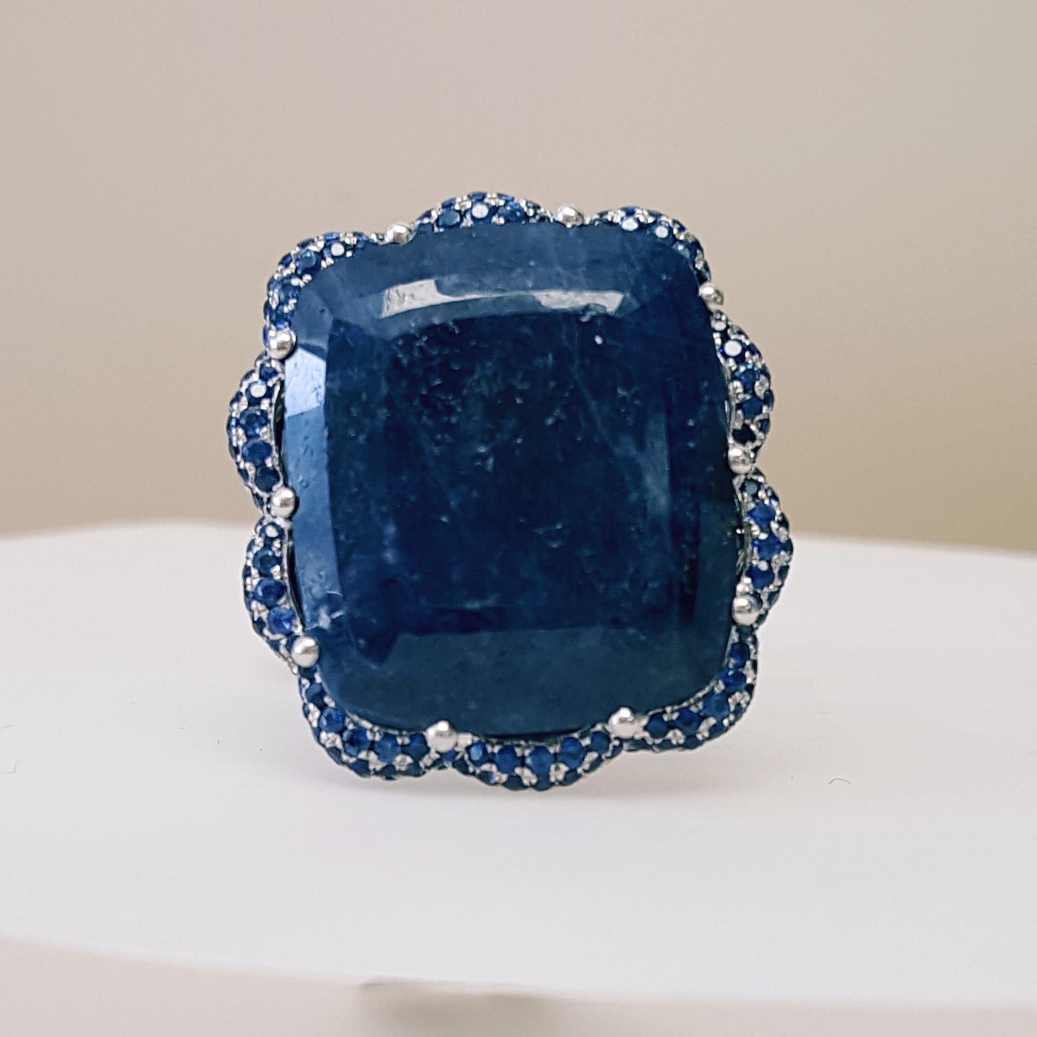 32 Carat Blue Sapphire and Round Diamond Cocktail Ring Set in 18K White Gold. For Sale 1