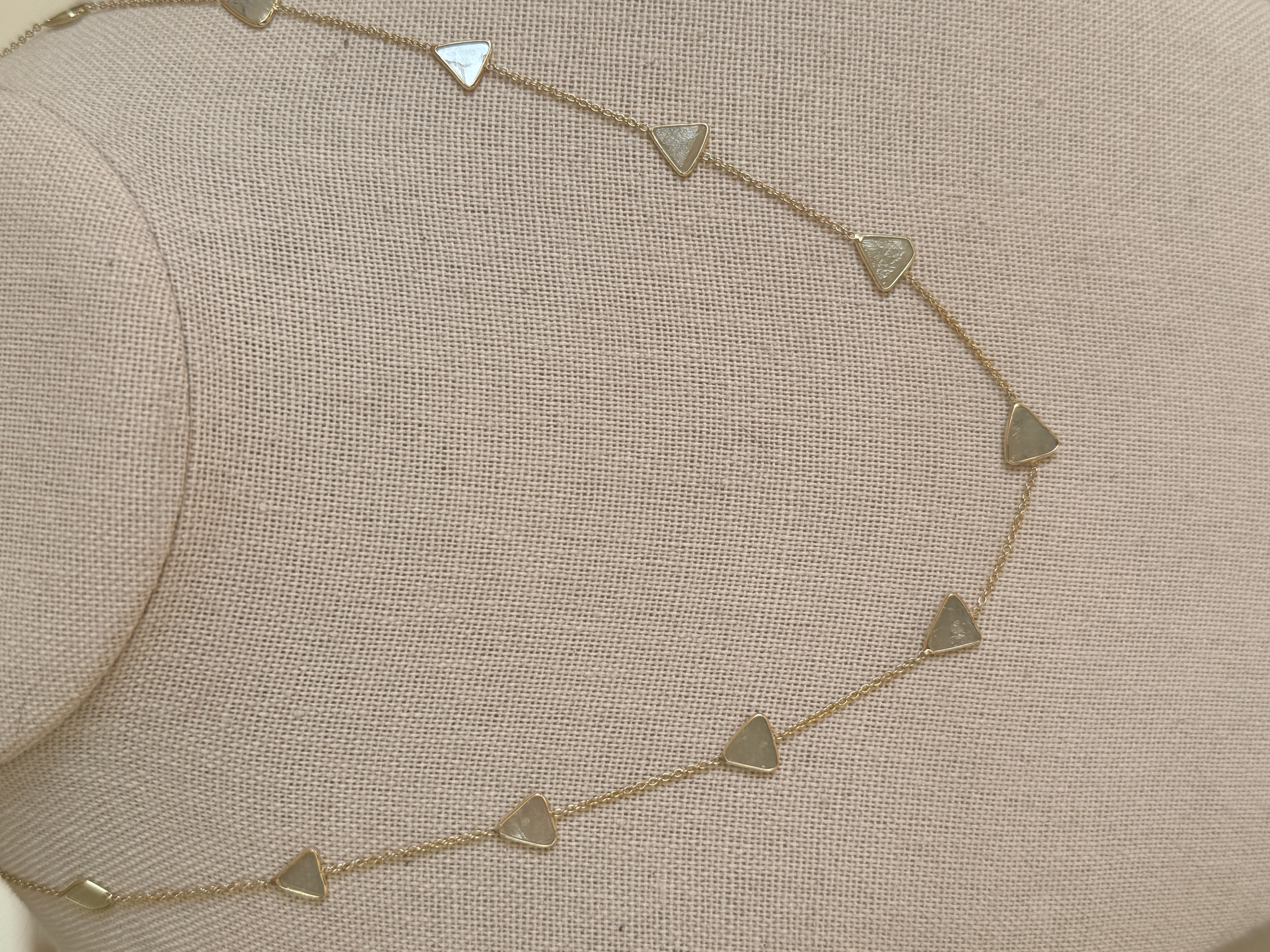 Schöne 14K Gold Lünette gesetzt Diamanten Scheibe Halskette Kette. Dieses Armband besteht aus 15 grob geschliffenen Diamantscheiben und misst 18 Zoll in der Länge und kann auf 16 Zoll gekürzt werden. 
Wenn die Halskette getragen wird  können Sie die
