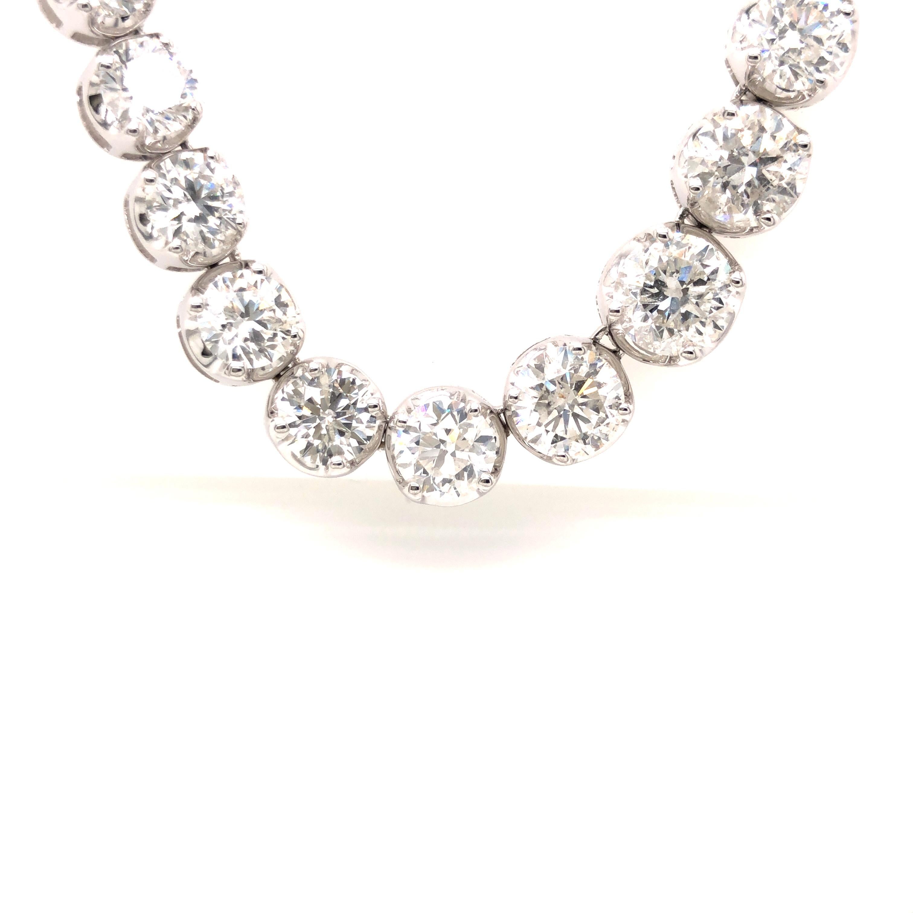 Collier tennis de 32 carats en or blanc 18 carats serti de 4 griffes Riviera Line en vente 5