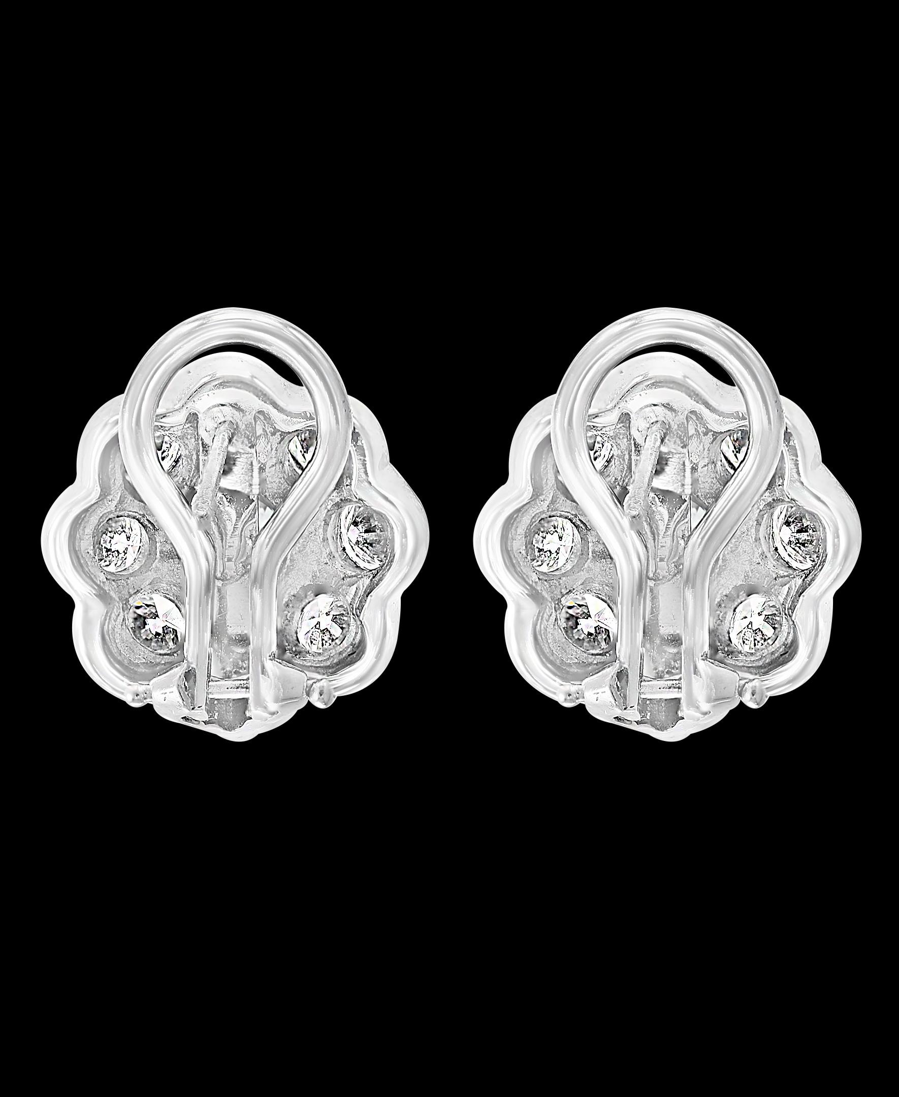 Un favoloso paio di orecchini con un'enorme quantità di look e scintille!
3,2 carati di diamanti di colore F-G e purezza VS incastonati in una montatura in oro 18 carati con fondello a omega.
Orecchini a grappolo con diamante solitario rotondo da