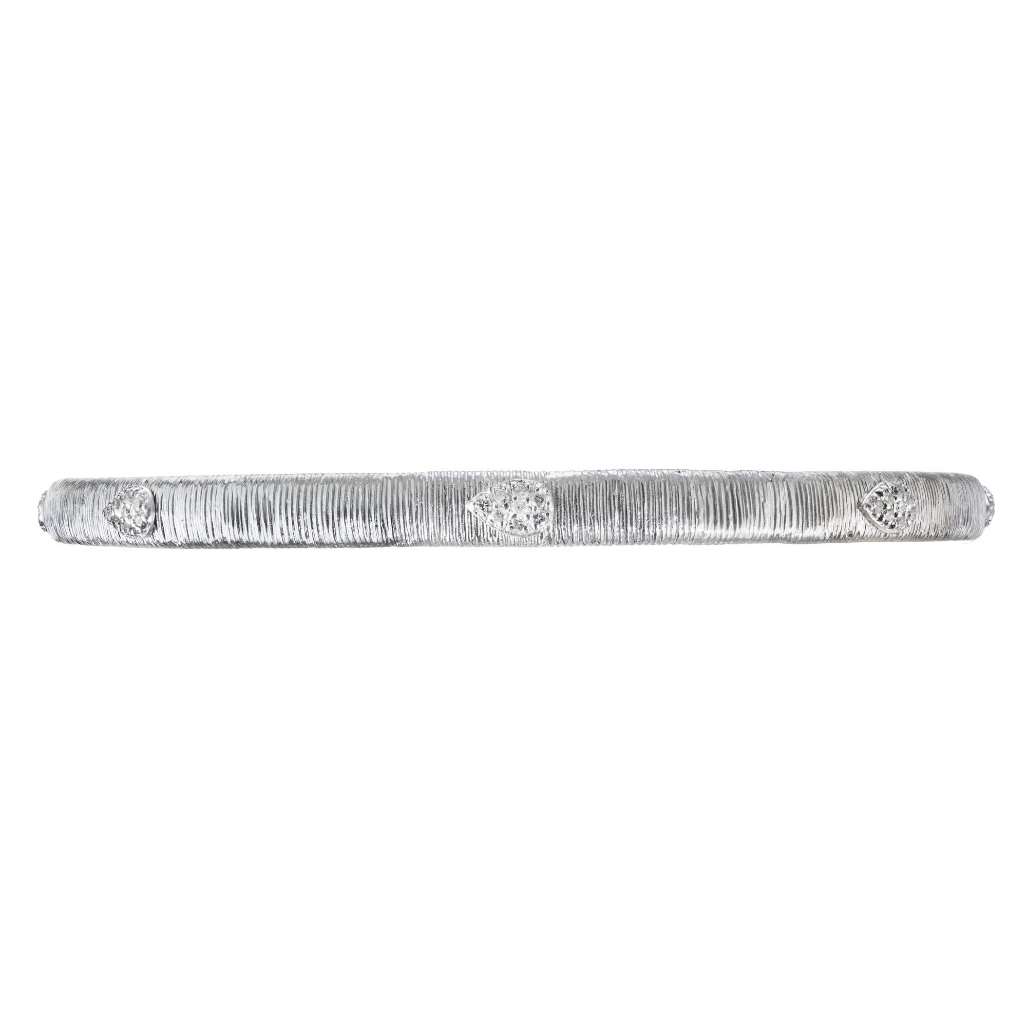 Bracciale bangle con diamanti da infilare. Ornato da 64 diamanti rotondi taglio brillante in castoni a pera in oro bianco 14k su un bracciale bangle in oro bianco testurizzato. Si adatta a un polso di 7-7,5 pollici.

64 diamanti rotondi taglio