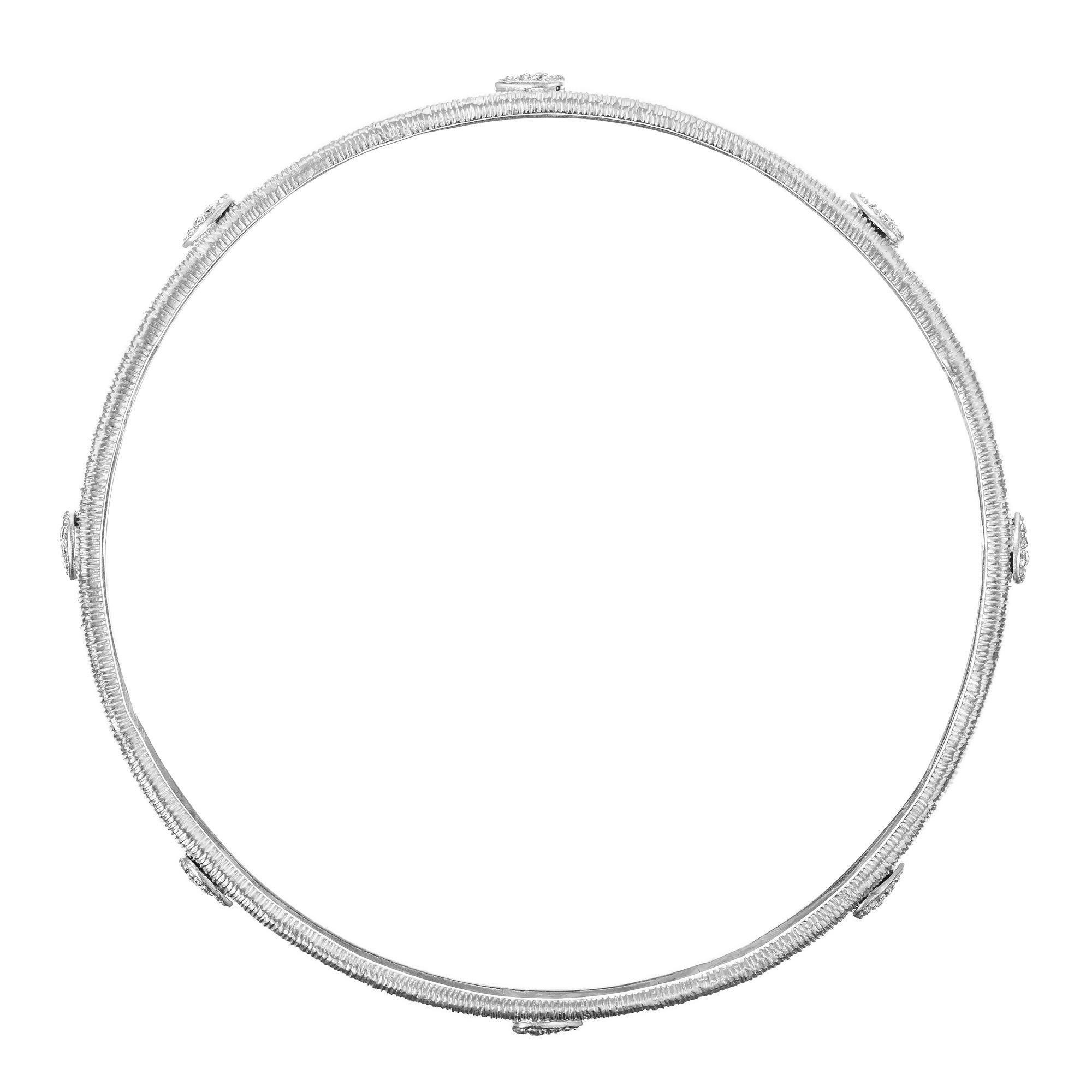 Taglio rotondo Bracciale Slip on in oro bianco con diamante da .32 carati in vendita
