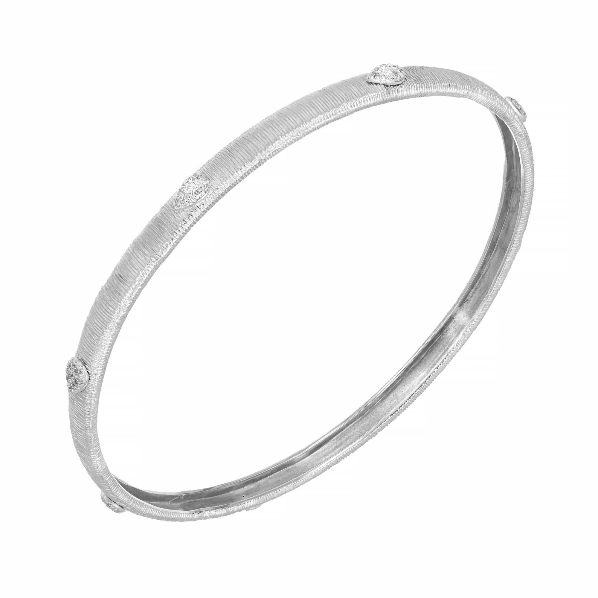Bracciale Slip on in oro bianco con diamante da .32 carati In condizioni buone in vendita a Stamford, CT