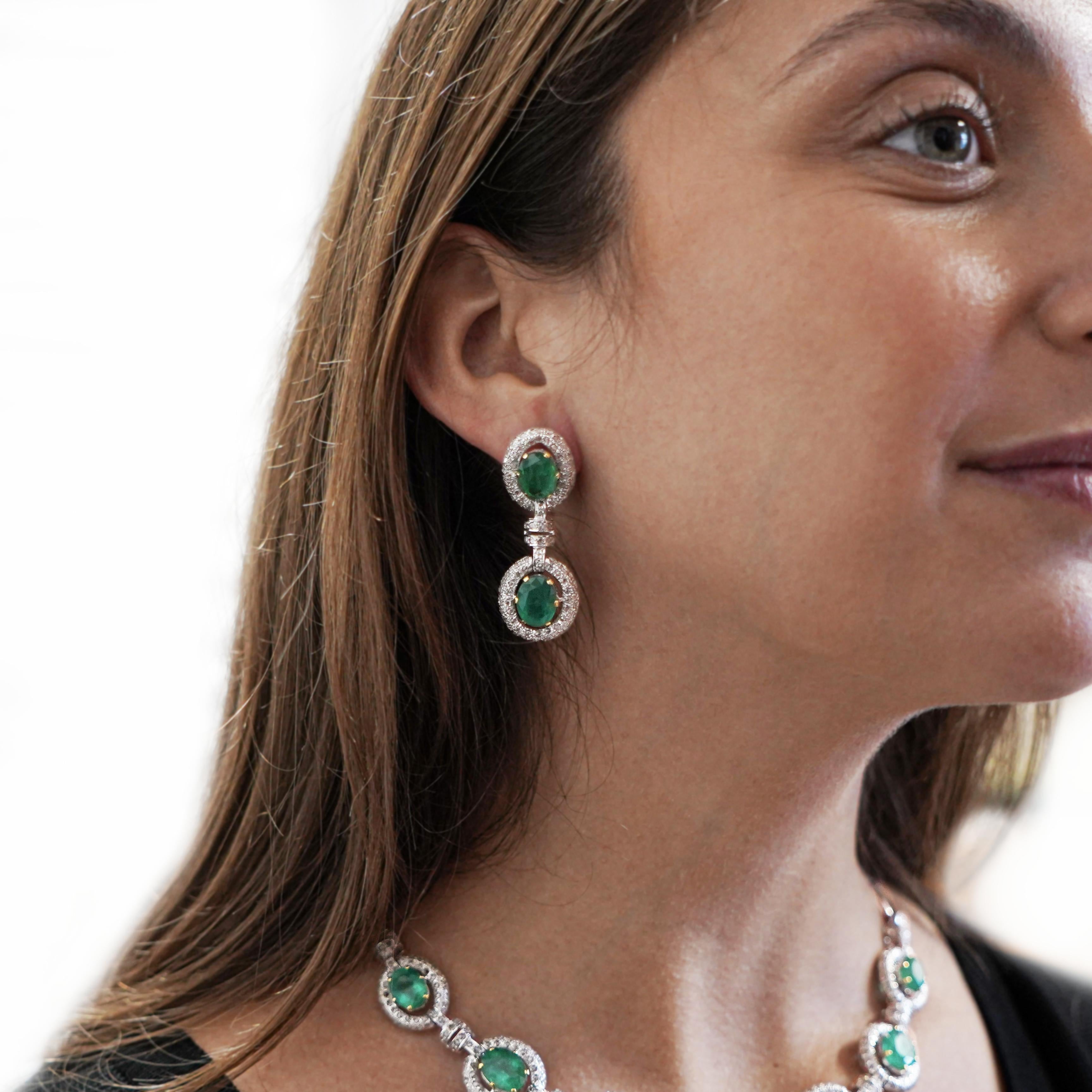 32 Carat Emerald and Rose-Cut Diamond Necklace & Earring Set in 18K Gold For Sale 4