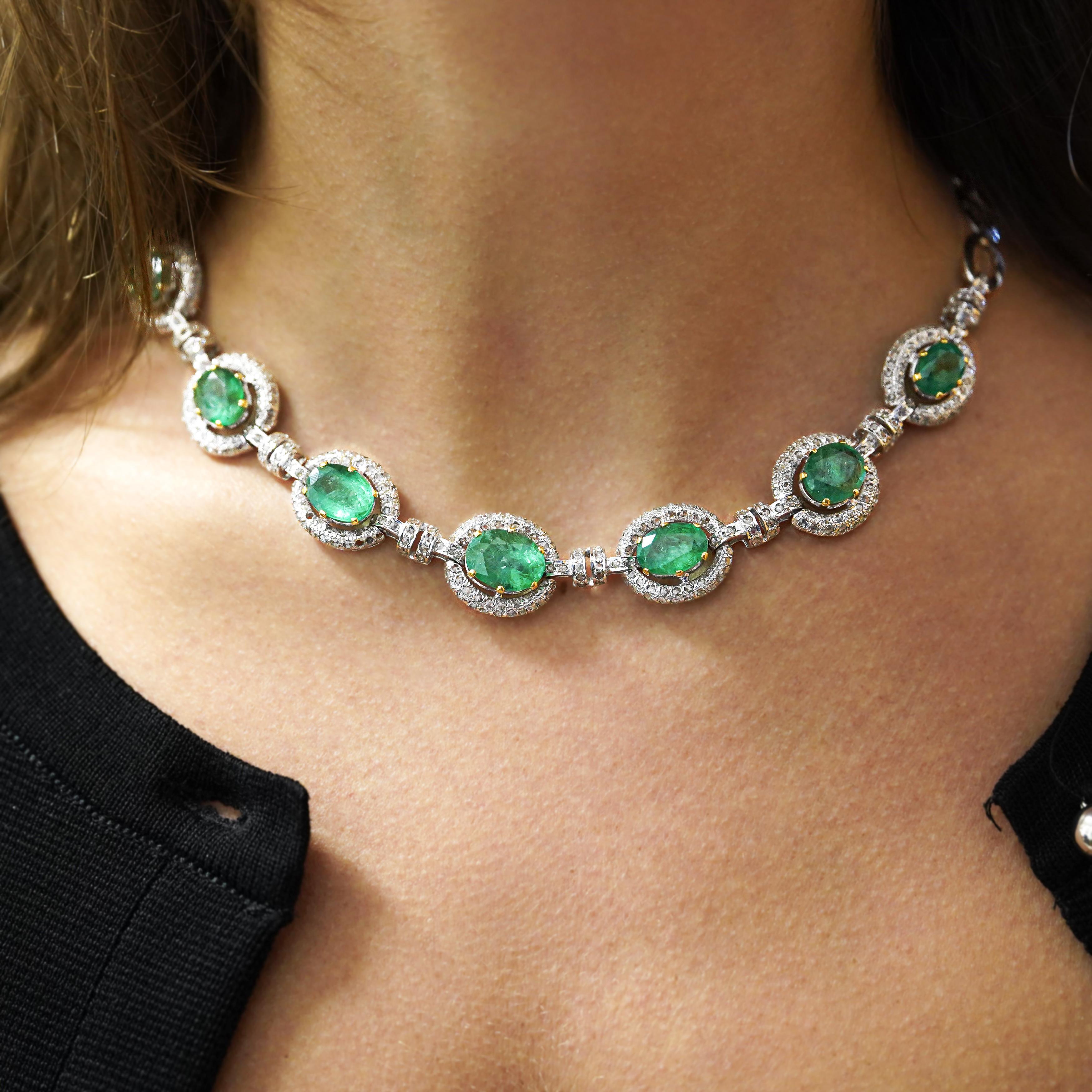 Taille ovale Collier et boucles d'oreilles en or 18 carats sertis d'émeraudes et de diamants taille rose de 32 carats en vente