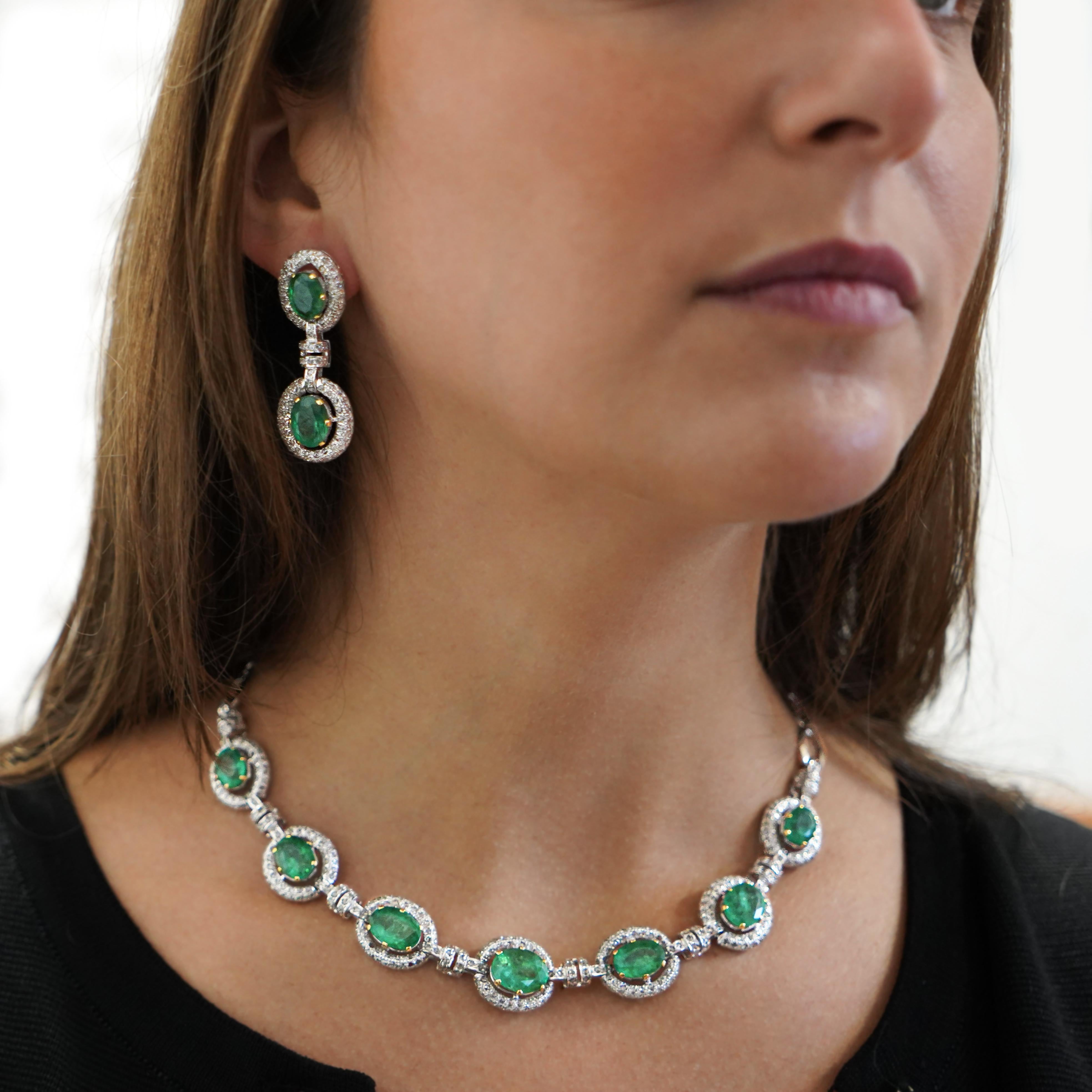 32 Carat Emerald and Rose-Cut Diamond Necklace & Earring Set in 18K Gold For Sale 2
