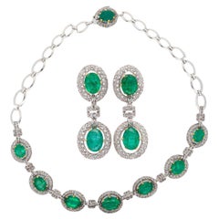 Collier et boucles d'oreilles en or 18 carats sertis d'émeraudes et de diamants taille rose de 32 carats