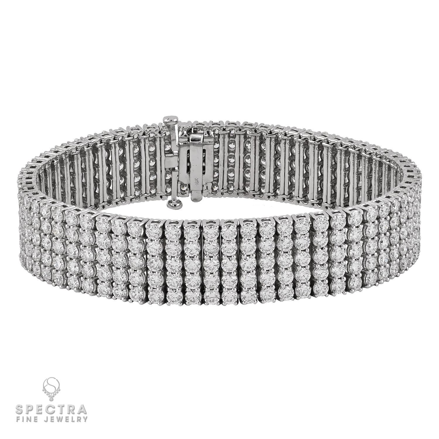 Rehaussez votre collection de bijoux avec ce bracelet exquis à cinq rangs de diamants, conçu pour briller sous tous les angles. Méticuleusement réalisé en or blanc 18k, il présente un arrangement radieux d'environ 315 diamants ronds totalisant