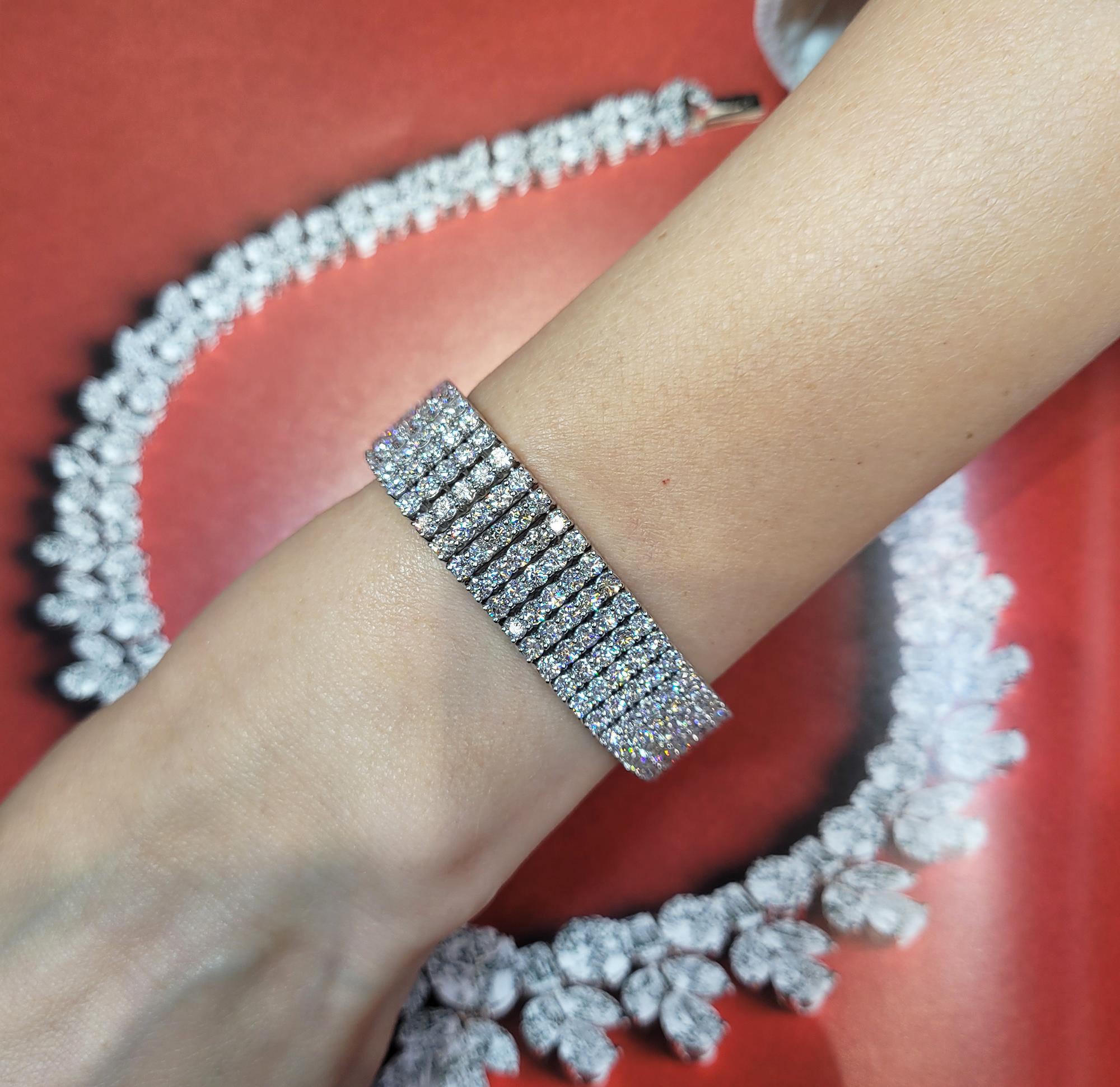 Taille brillant Bracelet à cinq rangs de diamants de 32 carats en or 18k en vente
