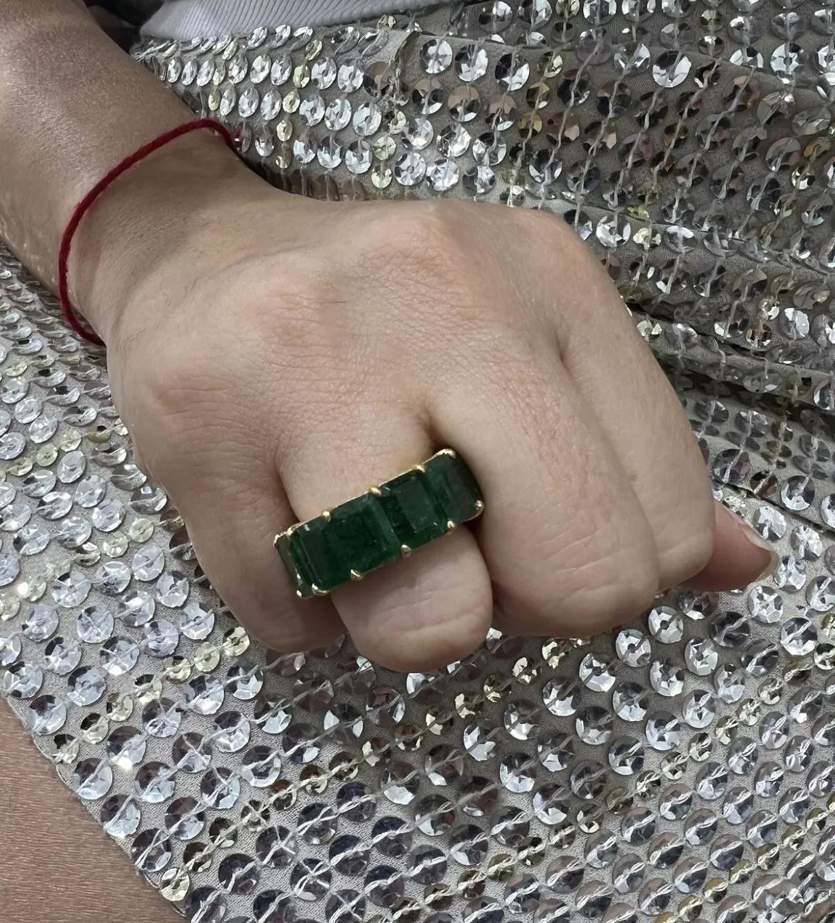32 Carat Natural Emerald Eternity Band with Diamond Detail 18k Yellow Gold Sz 6 In New Condition For Sale In Great Neck, NY