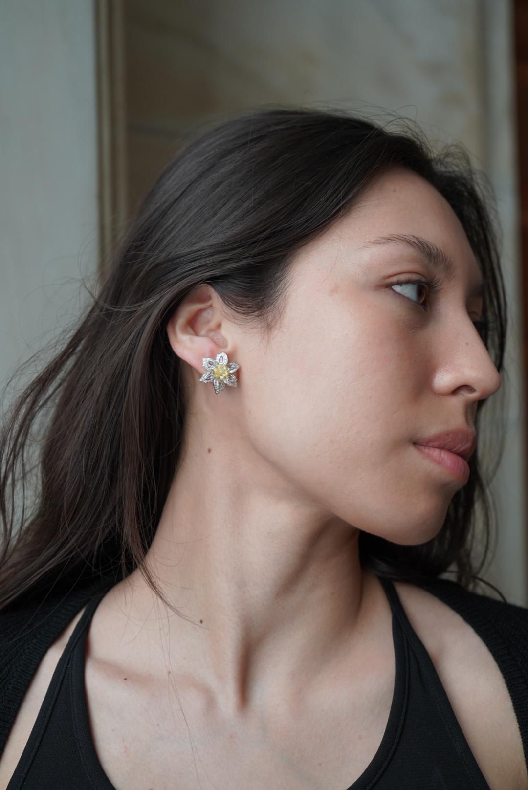 3.2 Carat Natural Fancy Yellow Diamond Earrings 18K Gold in vendita 5