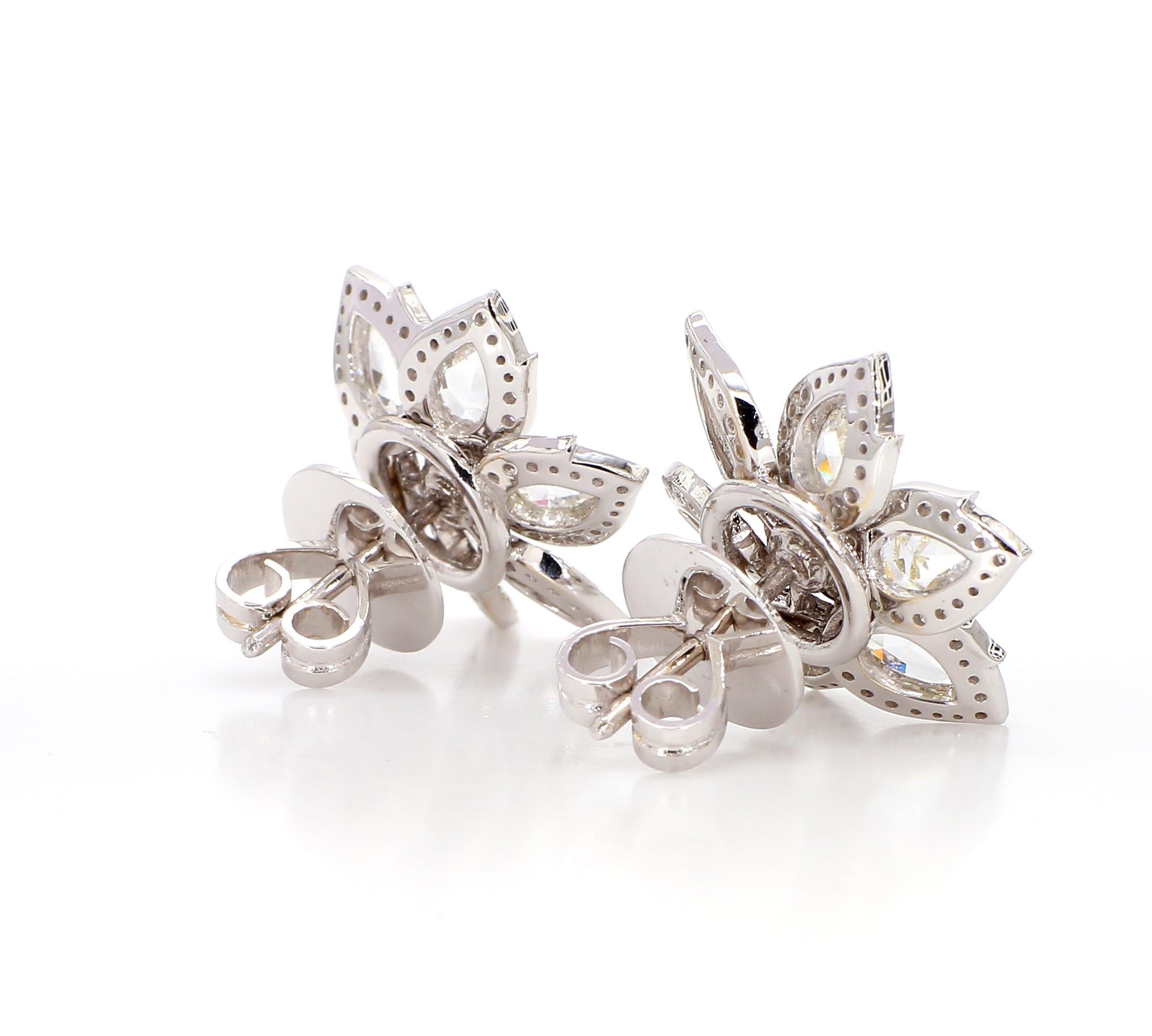 3.2 Carat Natural Fancy Yellow Diamond Earrings 18K Gold in vendita 1