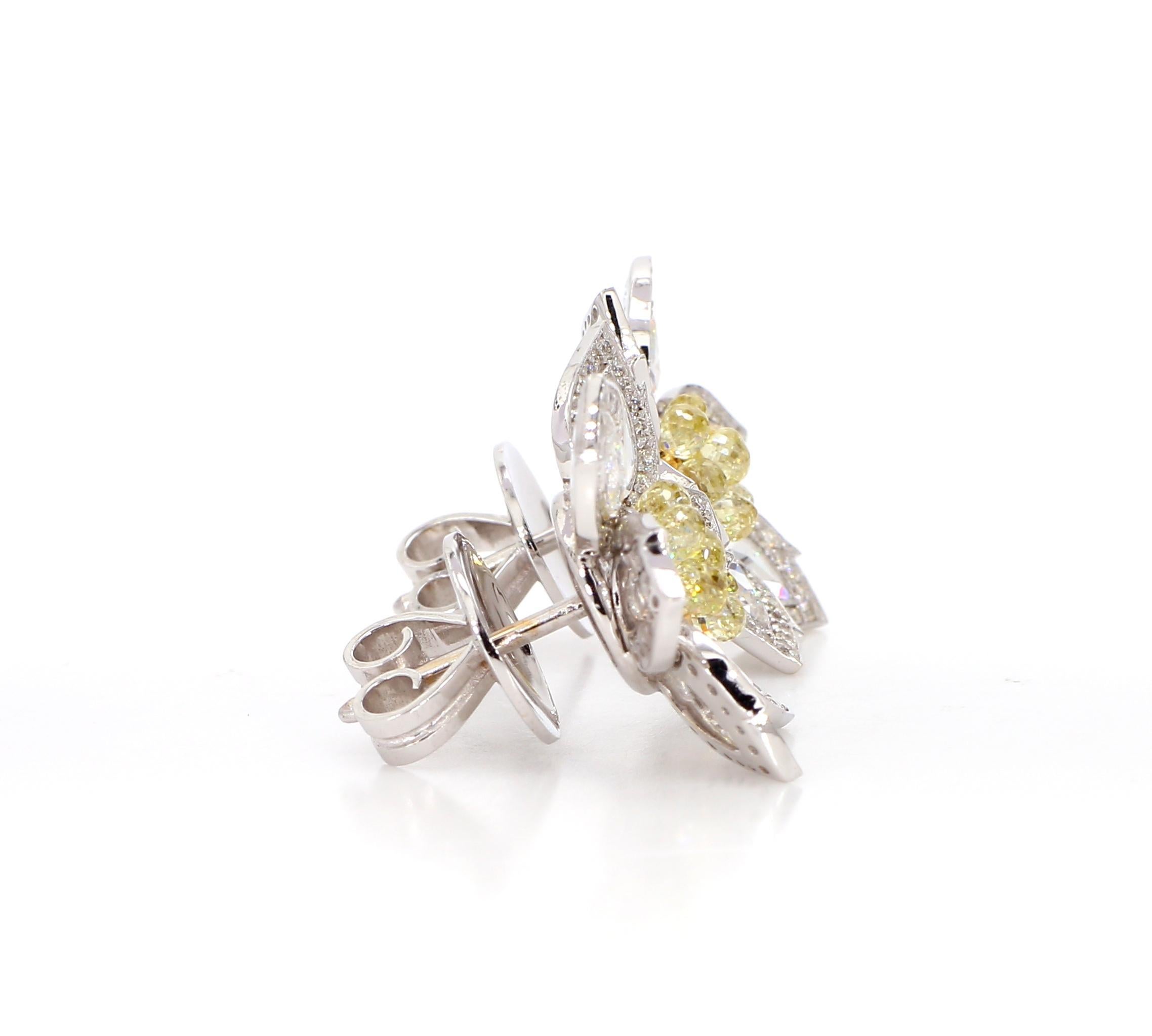 3.2 Carat Natural Fancy Yellow Diamond Earrings 18K Gold in vendita 2