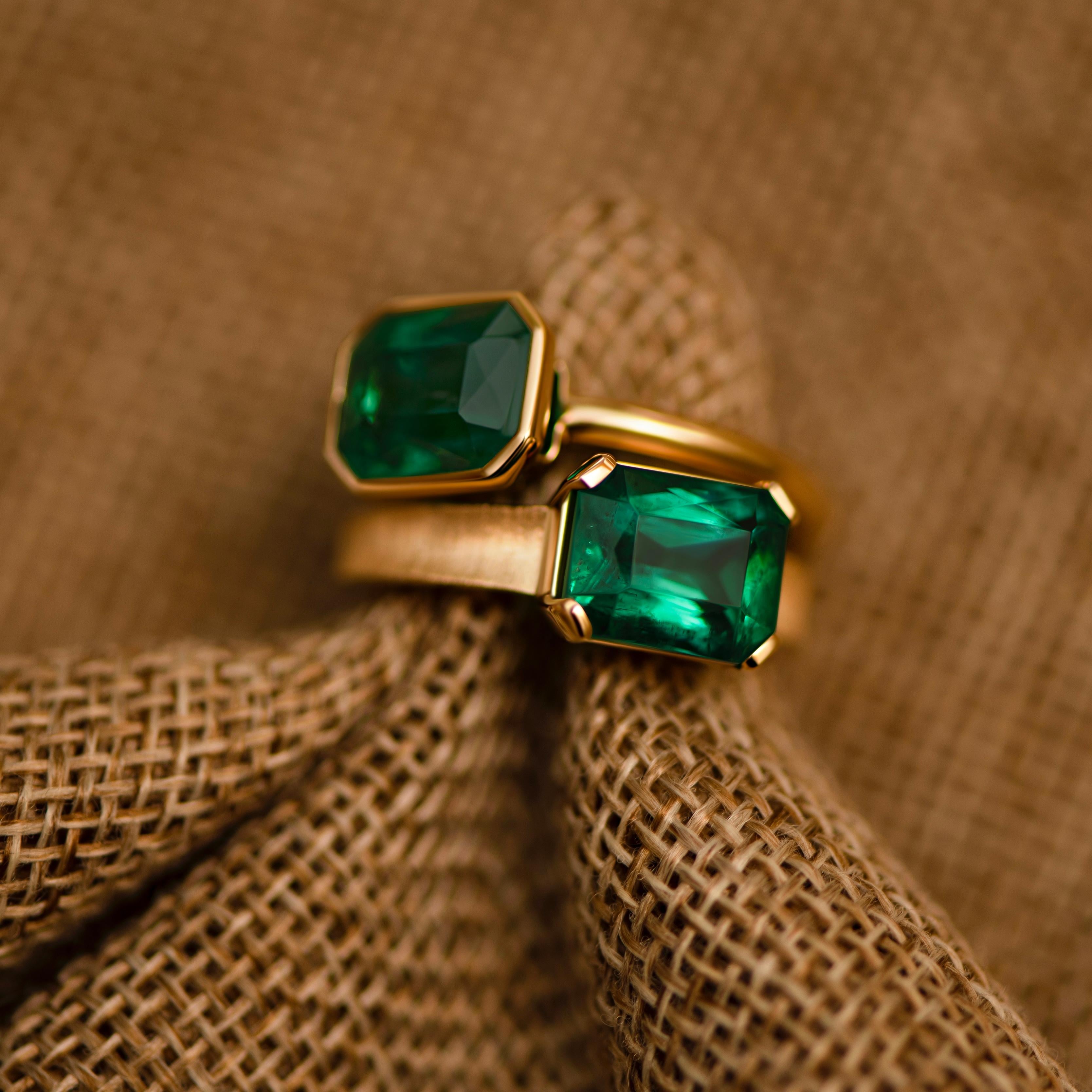 Contemporary 3.2 Carat Natural Zambian Emerald 18 Karat Yellow Gold Ring For Sale