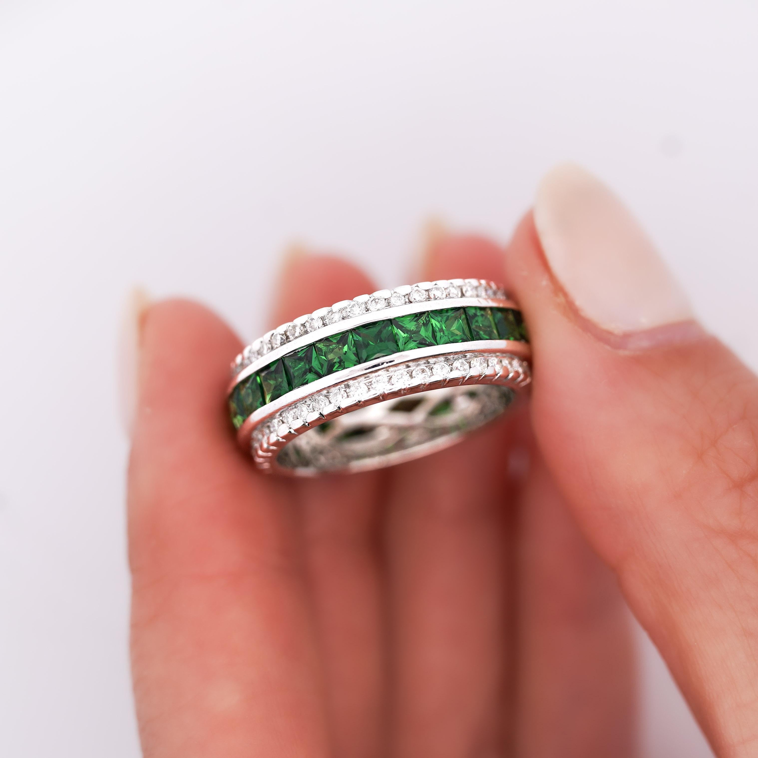 Bague en or blanc 18 carats comprenant 2 carats de tavorite de taille princesse en serti clos et 1,2 carats de diamants ronds en serti pavé. Bague de taille 8,25, réglable, pèse 10 grammes pour une largeur de 8 mm.

Spécifications du produit :
Type