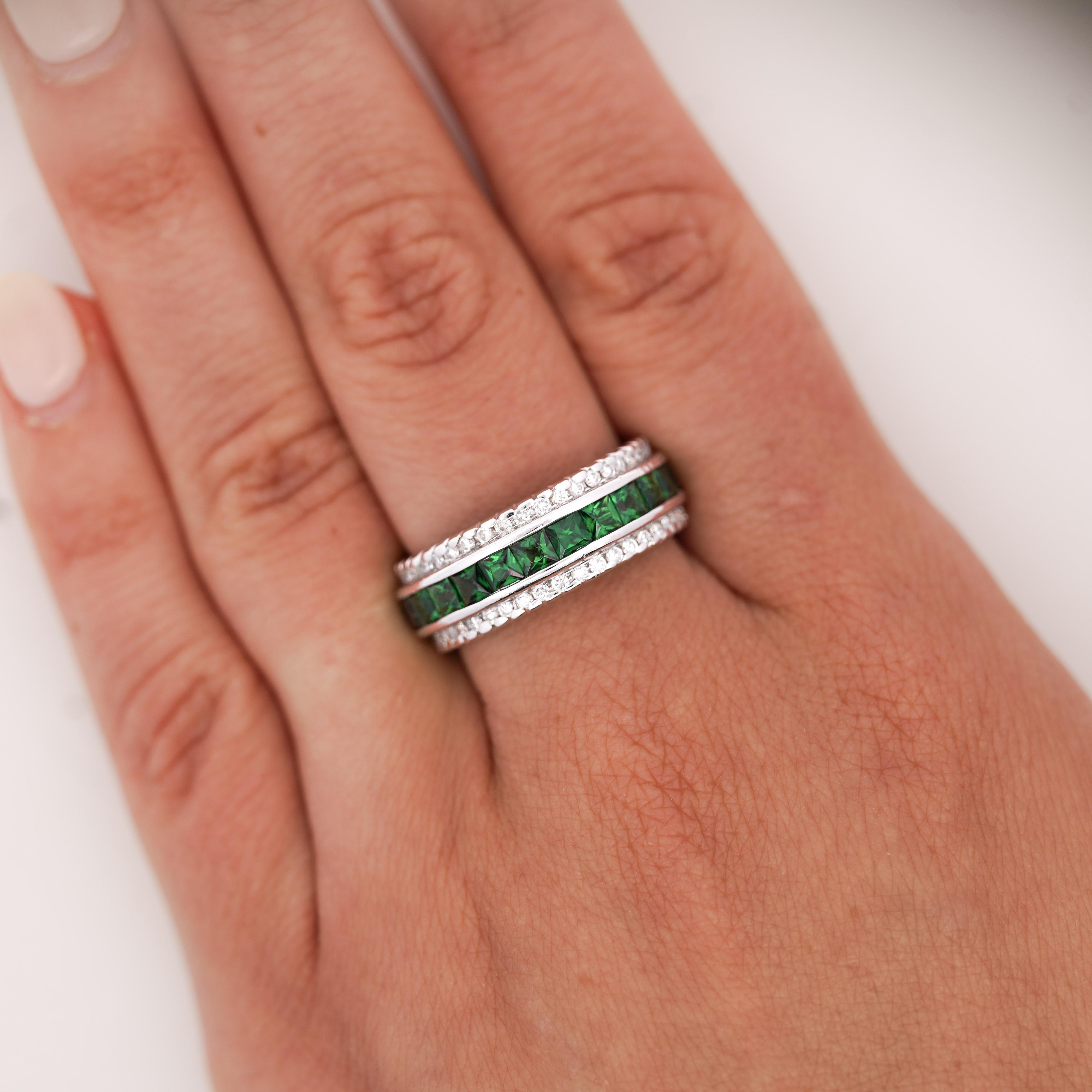 Contemporain Bague en or blanc 18 carats 3,2 carats Tsavorite et diamant Channel en vente