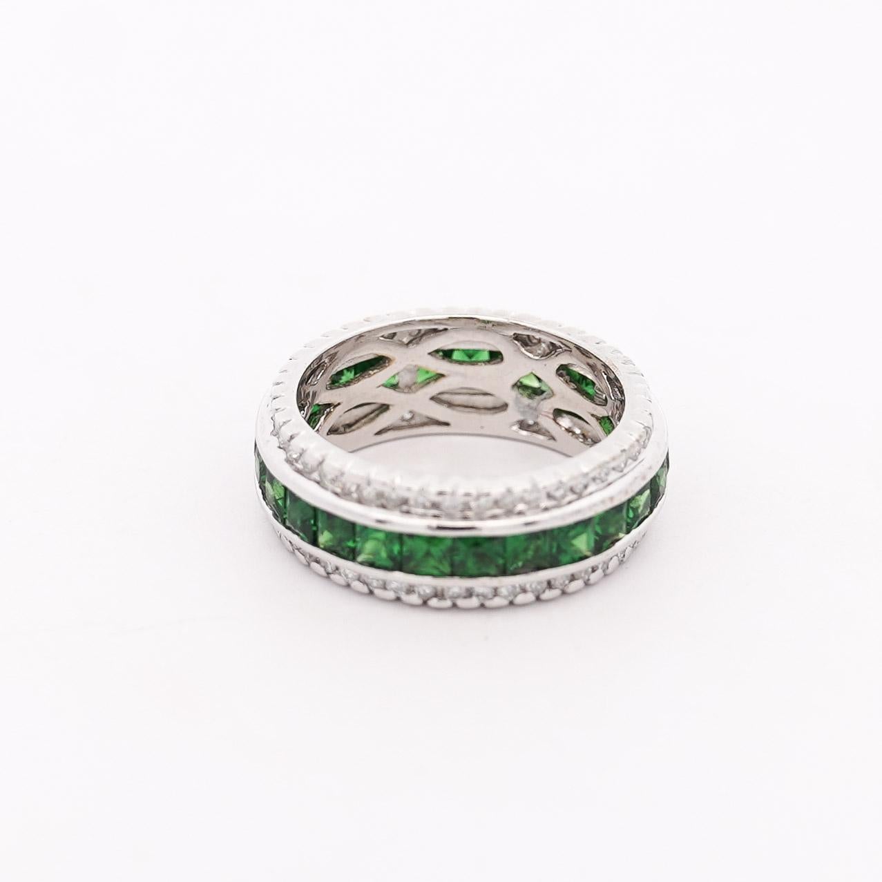 Bague en or blanc 18 carats 3,2 carats Tsavorite et diamant Channel Pour femmes en vente