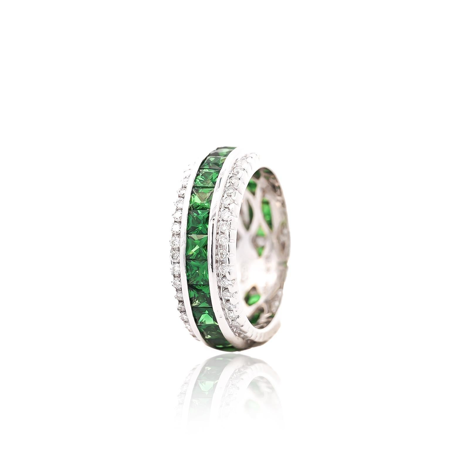 Bague en or blanc 18 carats 3,2 carats Tsavorite et diamant Channel en vente 3