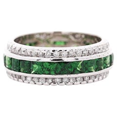 Anillo de oro blanco de 18 quilates con canal de diamantes y tsavorita de 3,2 quilates