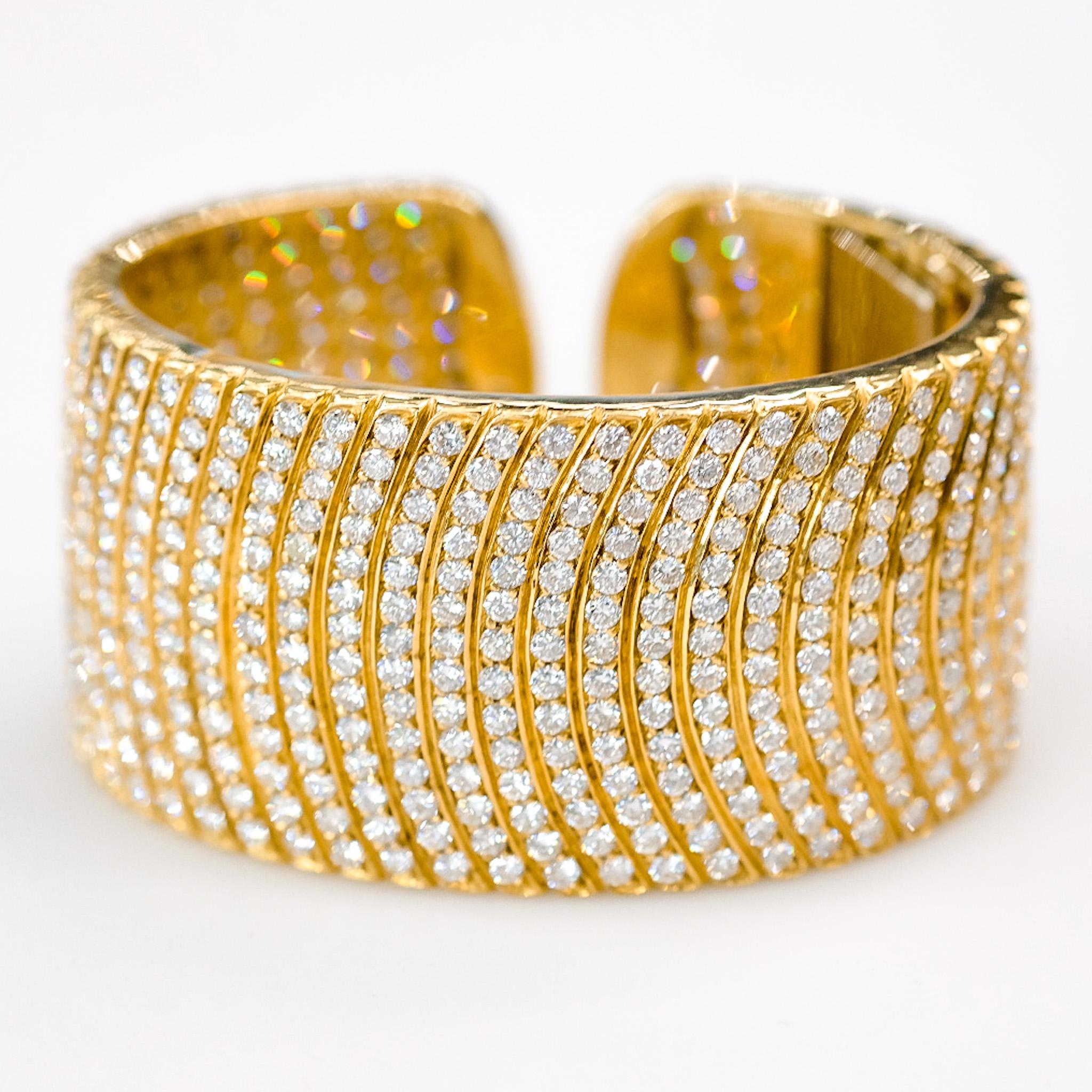 32 Carats 18K Yellow Gold Exceptional Diamond Cuff Bracelet In Excellent Condition For Sale In New York, NY