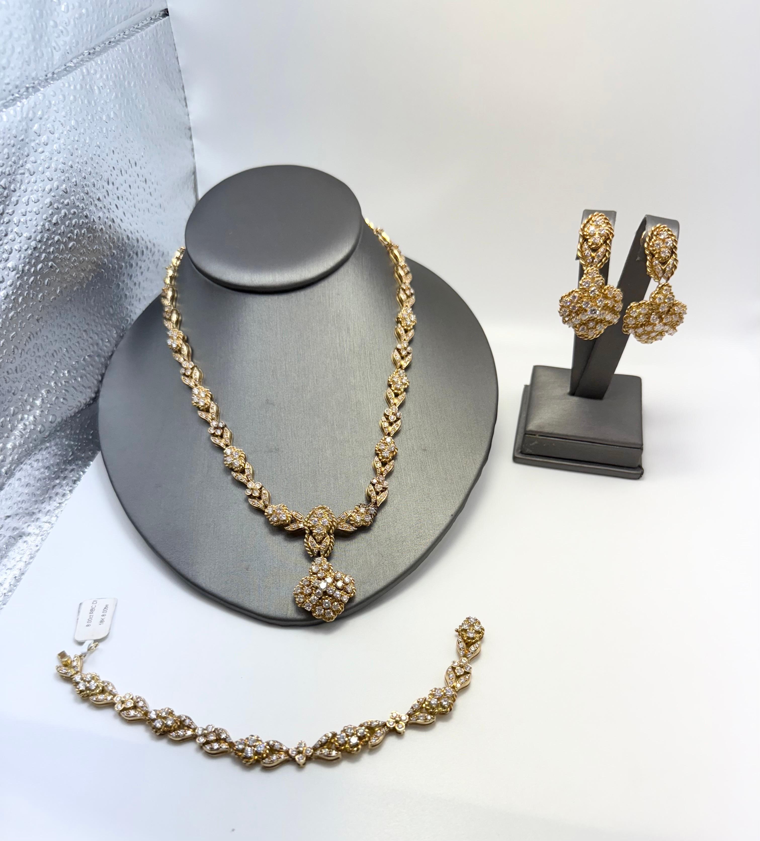 Una splendida parure per gli amanti dei gioielli abbinati! Splendido bracciale, collana e orecchini in oro 18KT con 32 carati di diamanti naturali di purezza VS-SI e colore F-G.

**Tutti gli oggetti lasciano la nostra sede con un certificato a nome