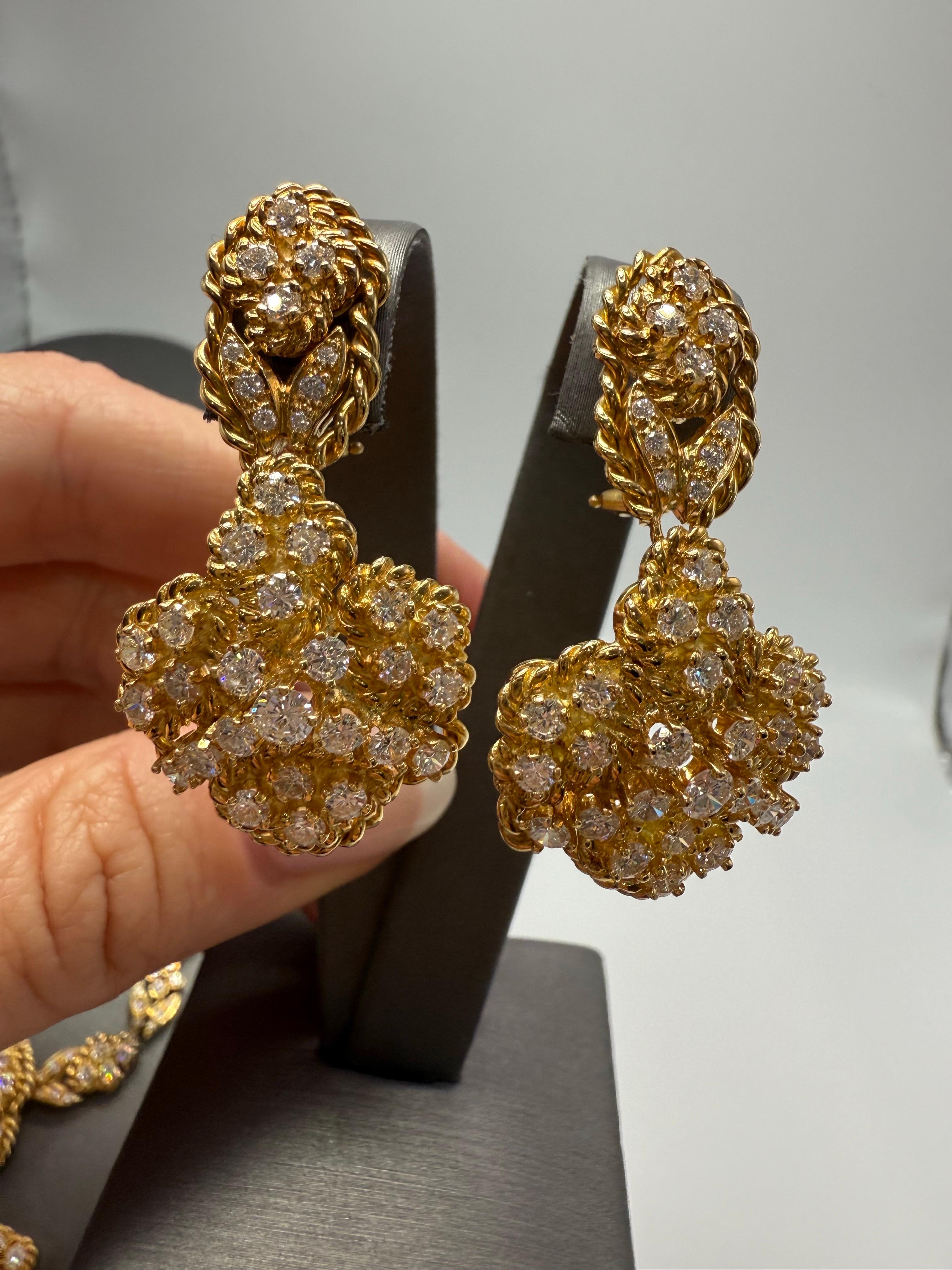 Taglio brillante 32 carati Collana, orecchini e bracciale con diamanti in oro 18KT in vendita