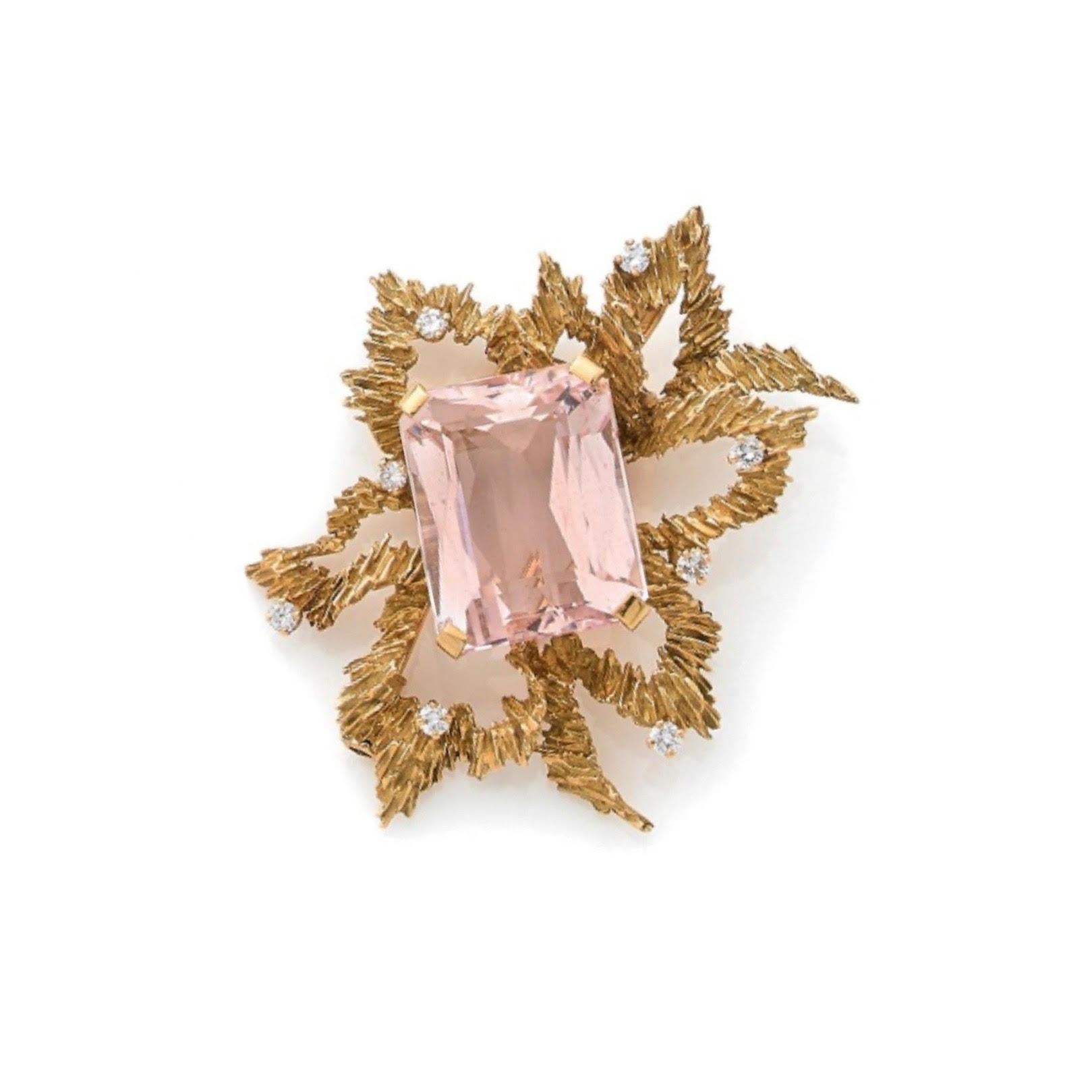 Elegant, partially matt yellow gold brooch featuring a stylised openwork flower set with diamonds and an imposing morganite.

The petals are delicately carved, punctuated with small brilliant-cut diamonds in cluster set.

The center is adorned with