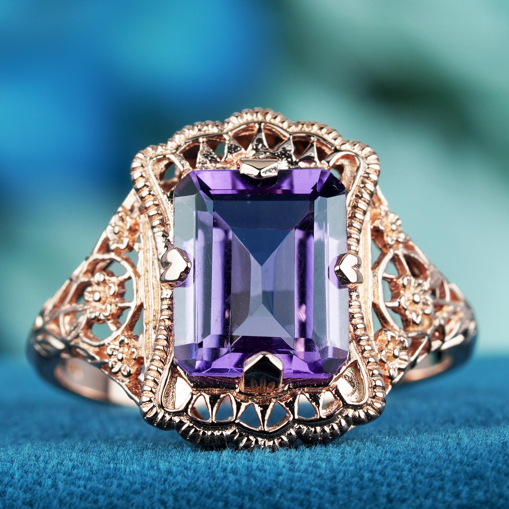 L'anello in filigrana Vintage Style Natural Amethyst presenta al centro una splendida ametista dal taglio a smeraldo, che emana una ricca tonalità rosa-viola. L'ametista è elegantemente incorniciata da intricati dettagli in filigrana, che si