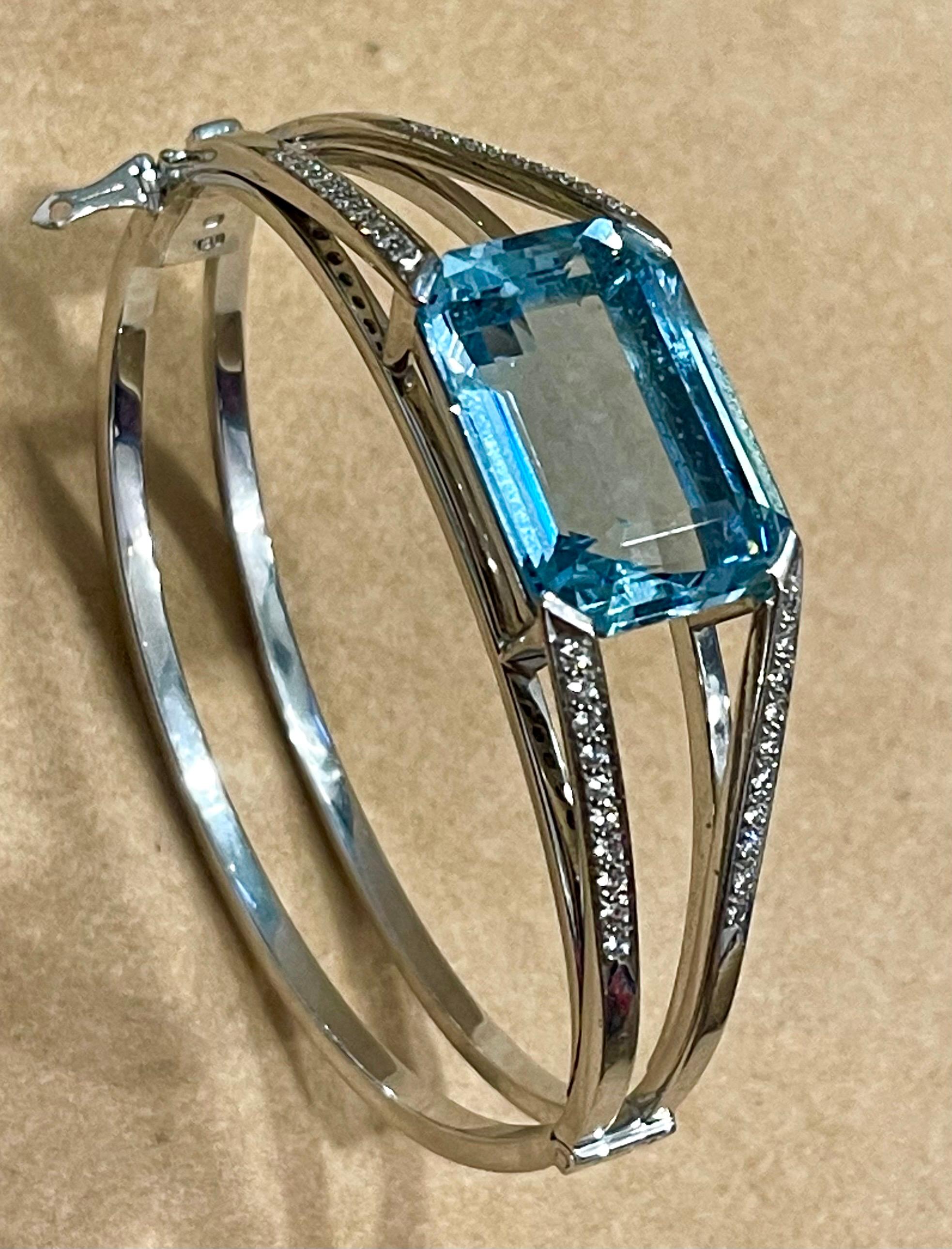 Taille émeraude Bracelet jonc / bracelet en or blanc 18 carats avec diamants et aigue-marine naturelle 32 carats, 46 grammes en vente