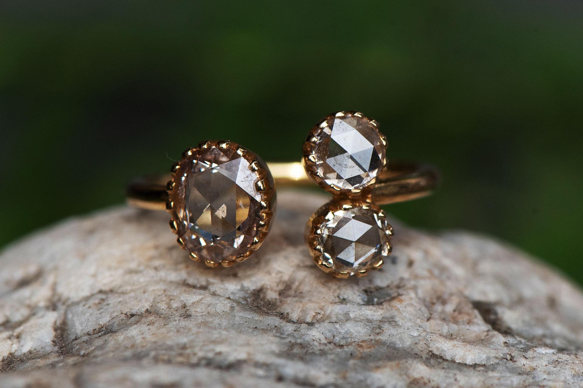 Wunderschöner, origineller, einzigartiger Ring aus massivem 18-karätigem Gold mit 3,2 Karat Diamanten im Rosenschliff der Qualität VS1.  

 Ich lade alle meine Stücke immer mit Reiki auf, der japanischen Kunst der Energieheilung.  Wenn Sie einen