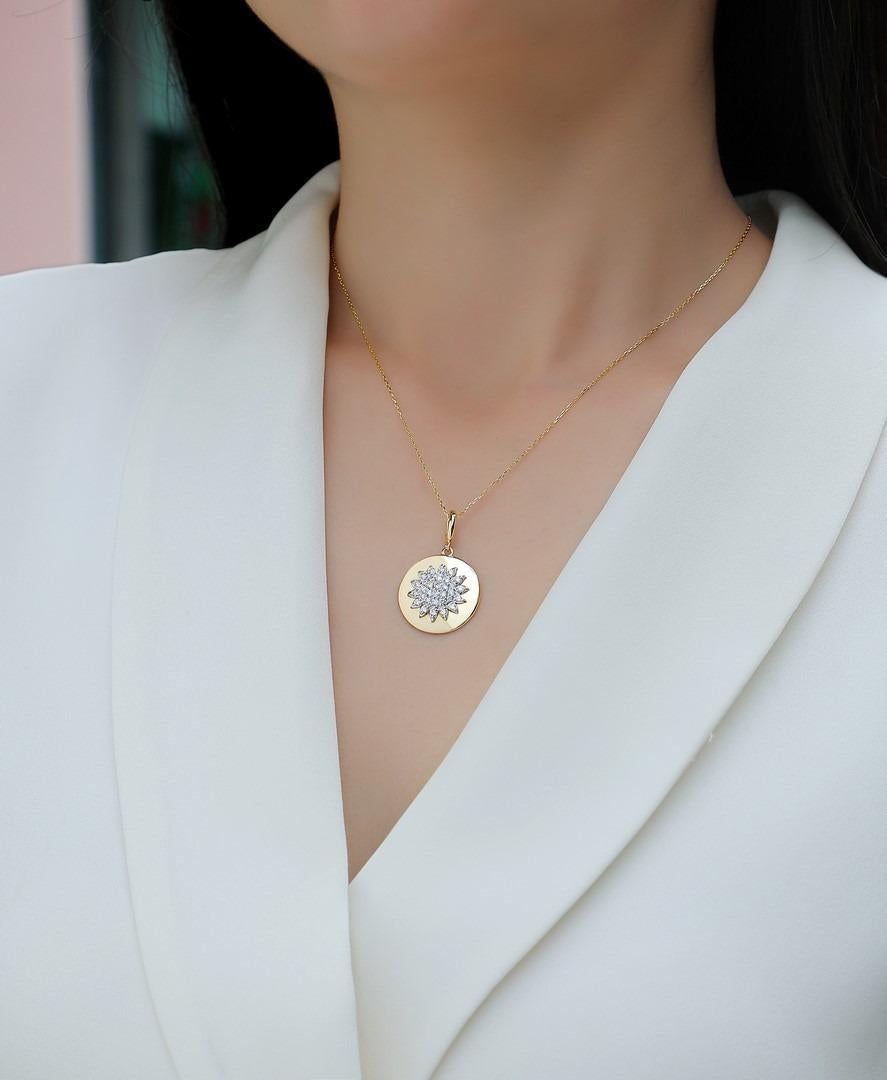 Collier pendentif en or jaune 14K avec médaillon en tournesol à 32 diamants Neuf - En vente à Los Angeles, CA