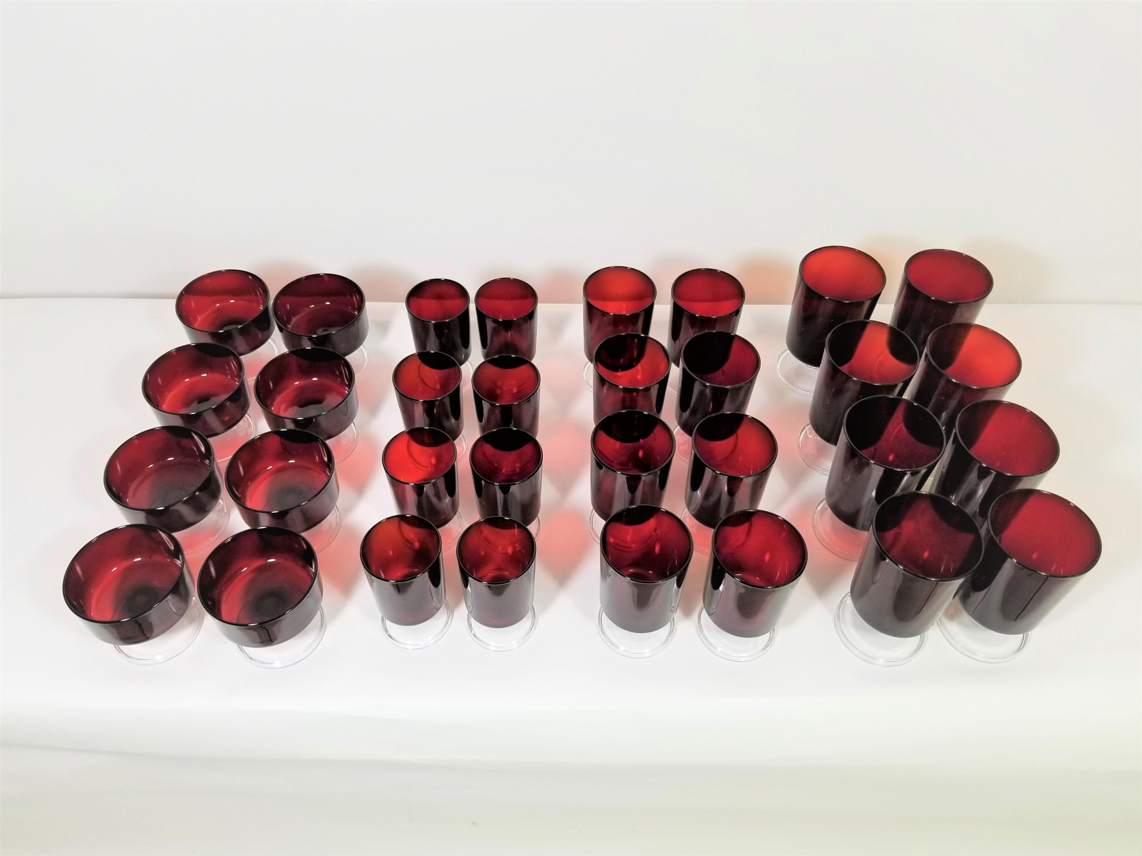 32 Copas / Vasos Luminarc Rojo Rubí Francés Servicio para 8 Hecho en Francia Moderno de mediados de siglo en venta