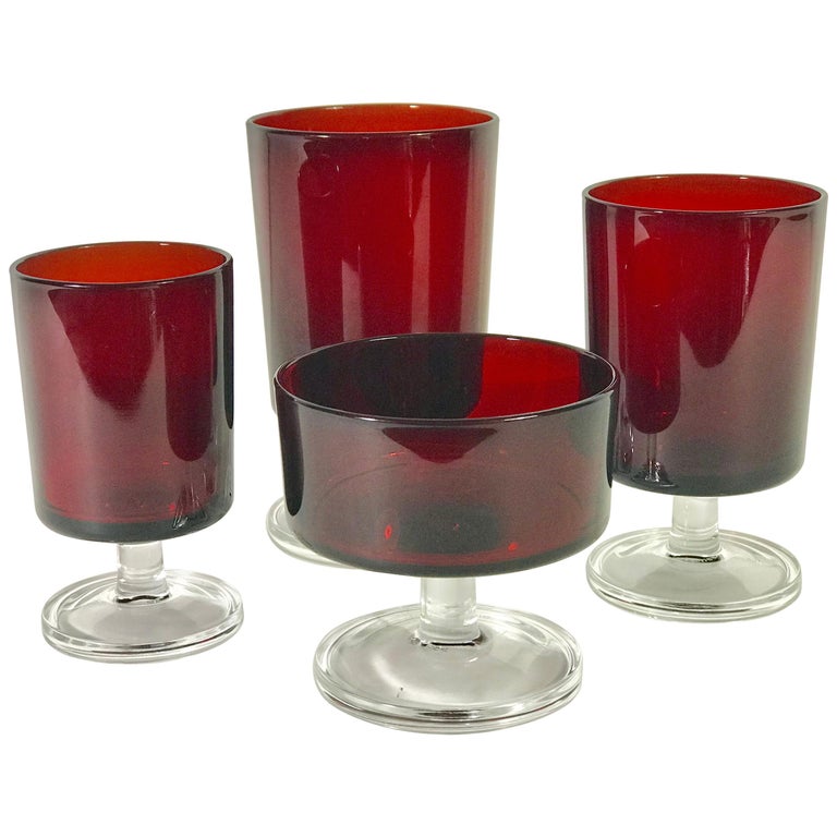 32 verres / verres à pied Luminarc rouge rubis, service pour 8 personnes,  fabriqué en France En vente sur 1stDibs