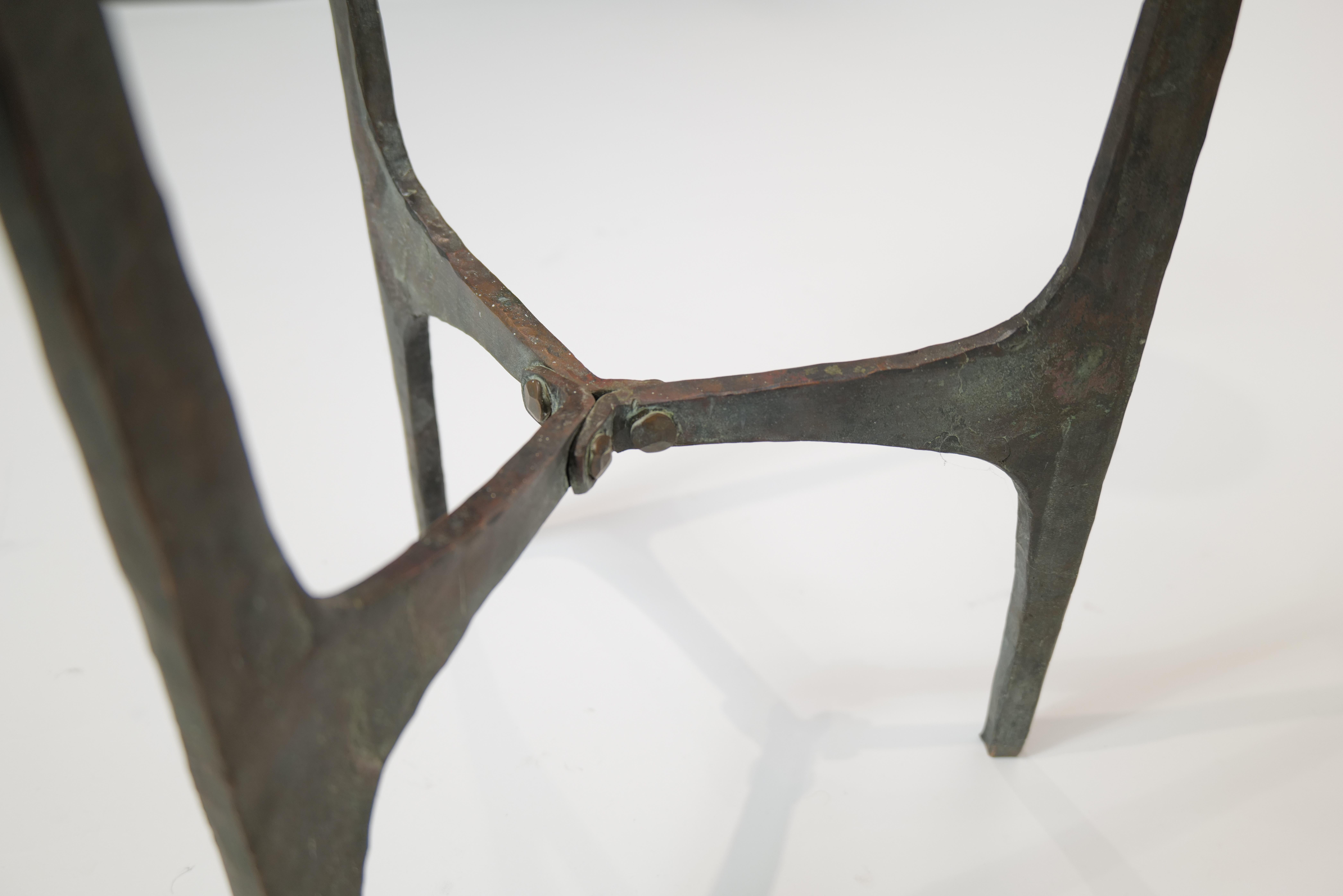 Ein skulpturaler und imposanter brutalistischer Kerzenständer mit einer Höhe von beeindruckenden 32 Zoll. Gefertigt aus massiver Bronze mit einer rohen, handgeschmiedeten Textur, verkörpert dieses Stück den kühnen, organischen Geist des